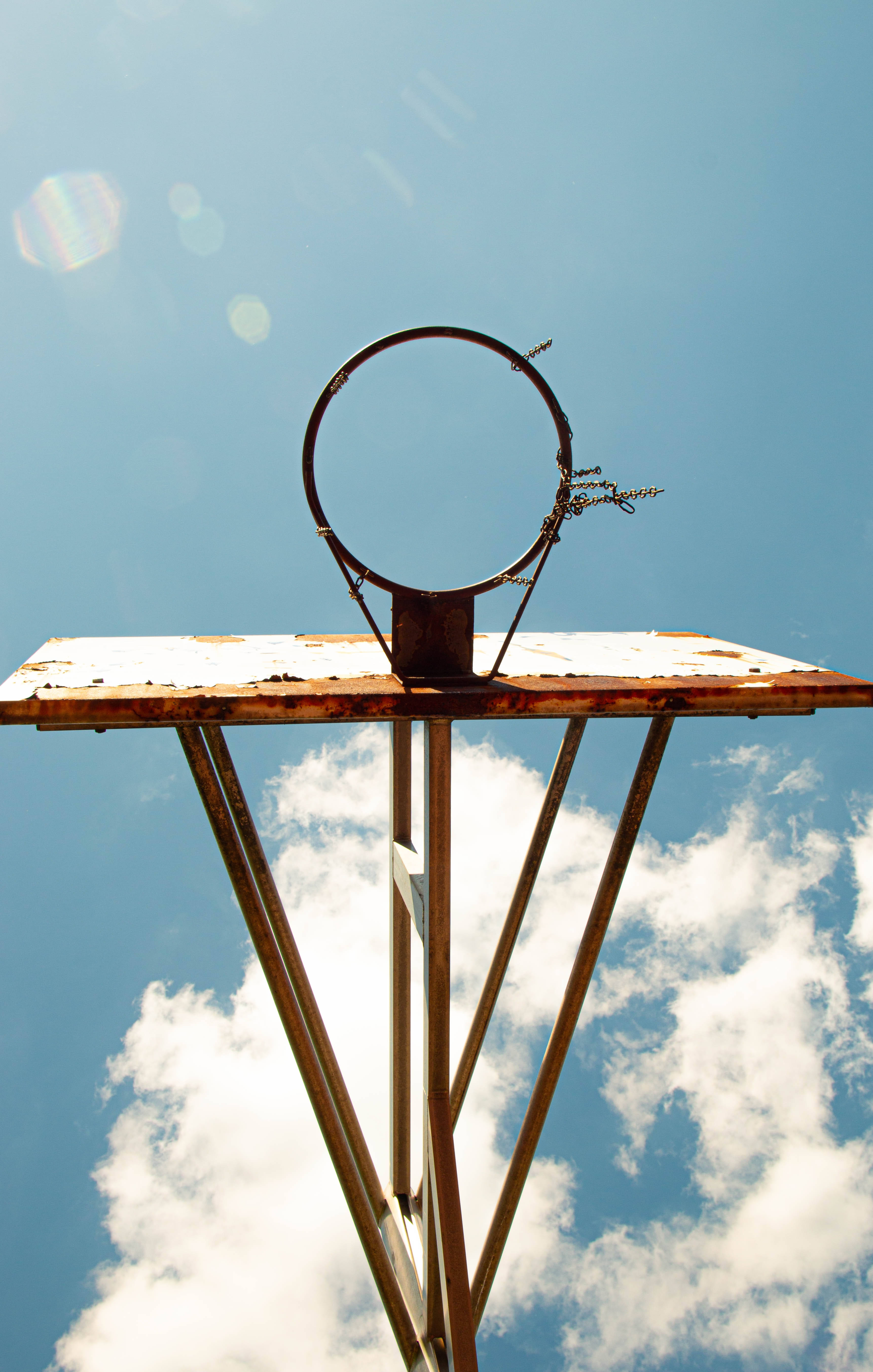 Rusten basketballkurv på himlen Wallpapers