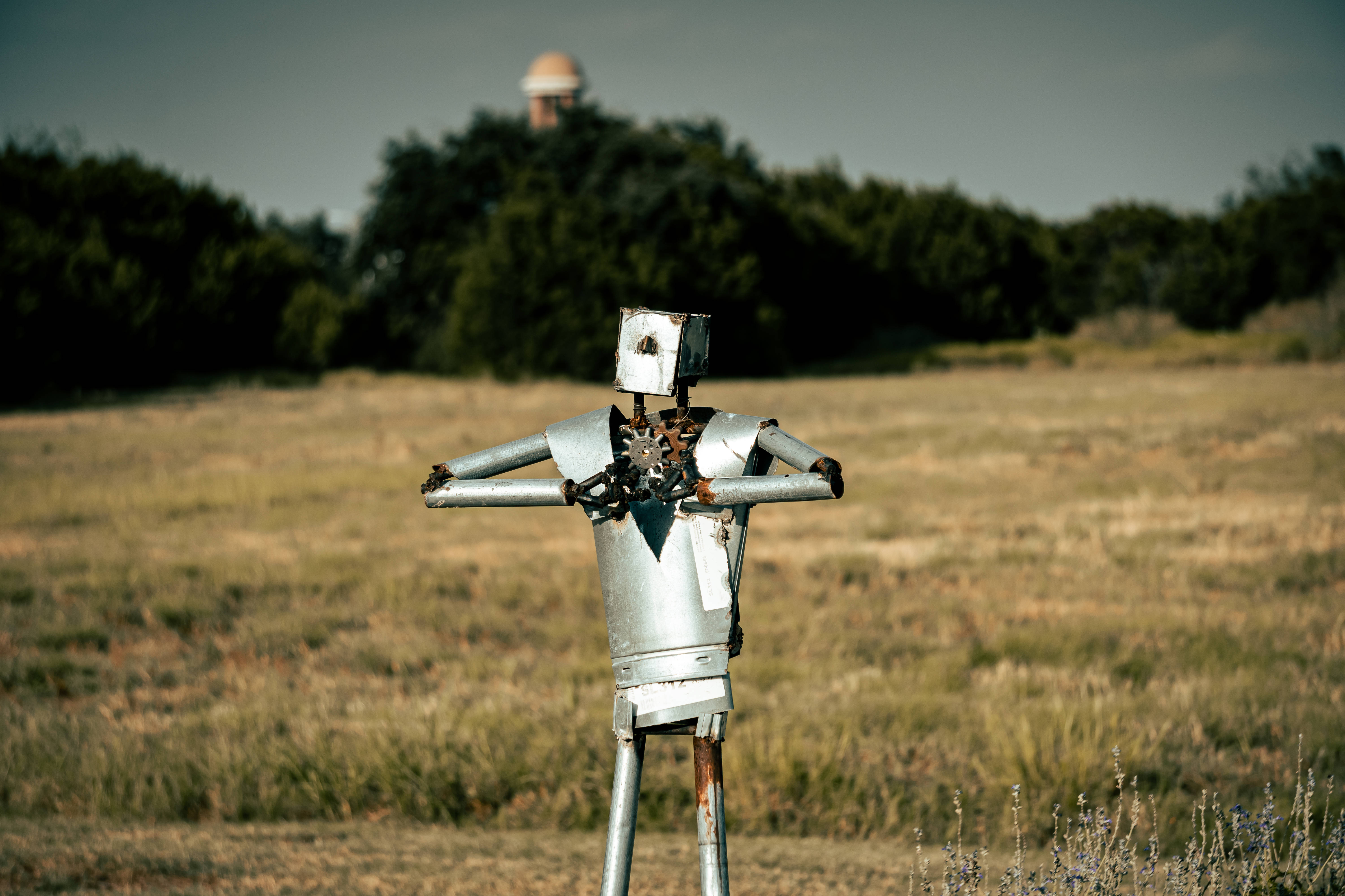 Rustikt Iron Man fugleskræmsel på mark Wallpapers