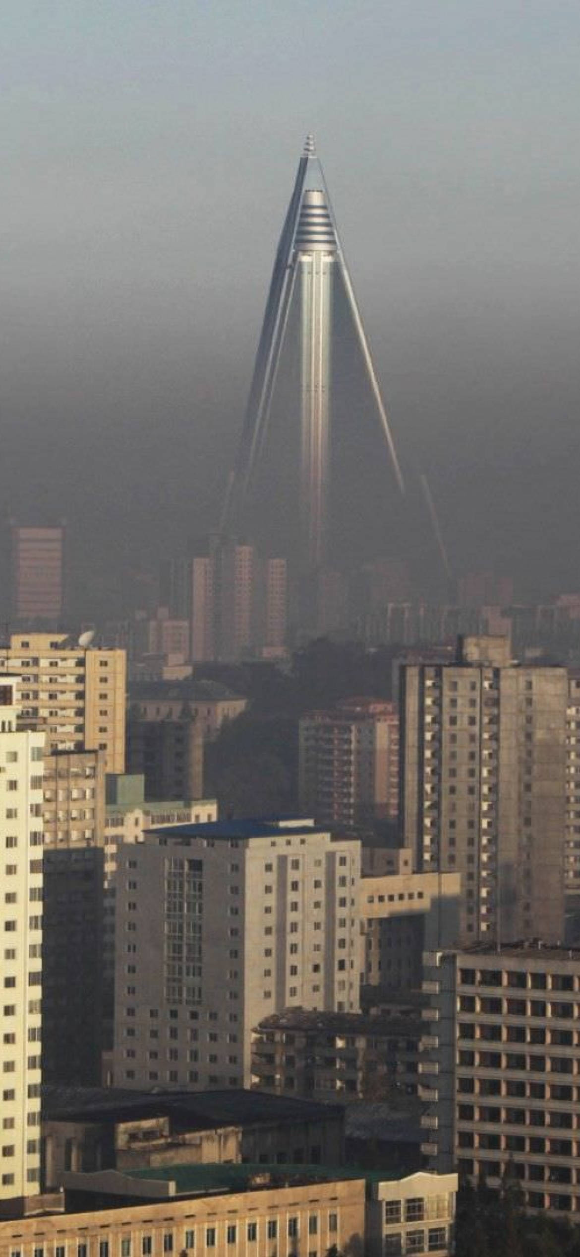 Ryugyong Hotel under dyster himmel Wallpapers