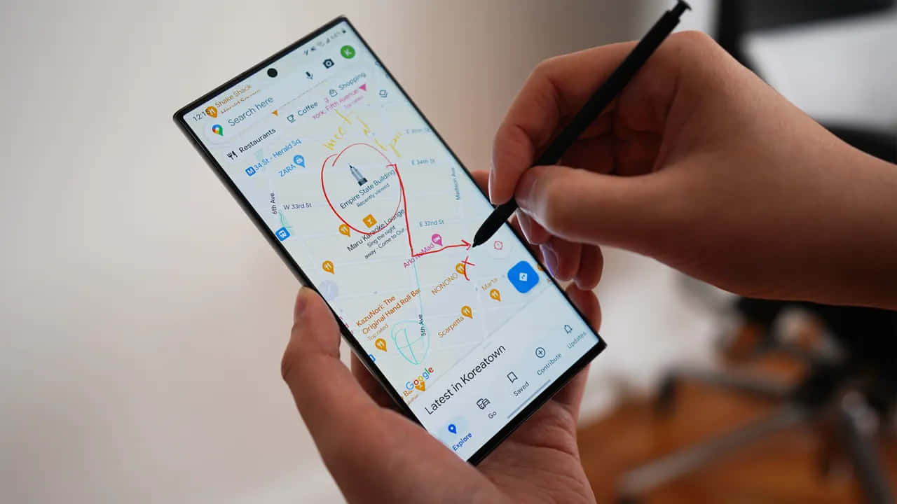 Samsung S23 Ultra med Google Maps og S Pen Wallpapers