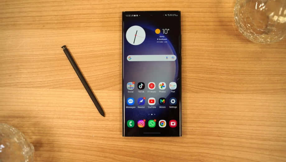 Samsung S23 Ultra med S Pen på skrivebord Wallpapers