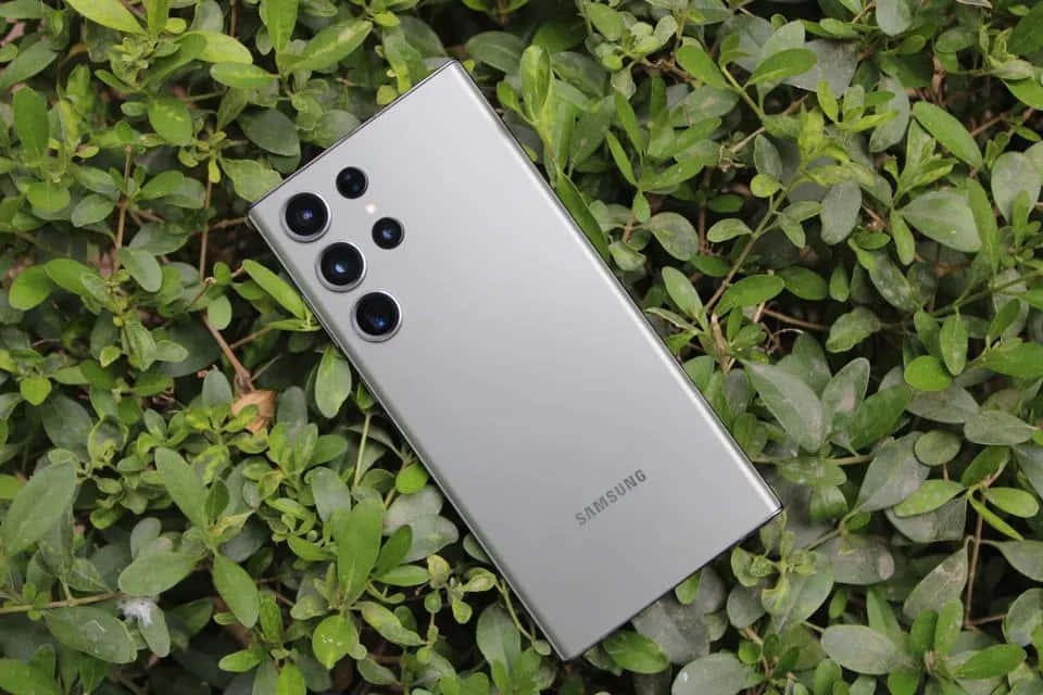 Samsung S23 Ultra på grønne blade baggrund Wallpapers