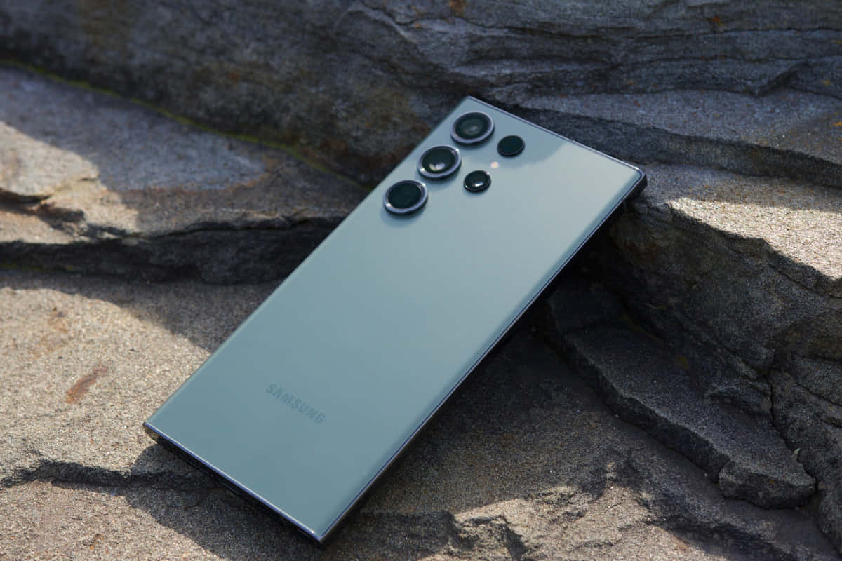 Samsung S23 Ultra på stenoverflade Wallpapers