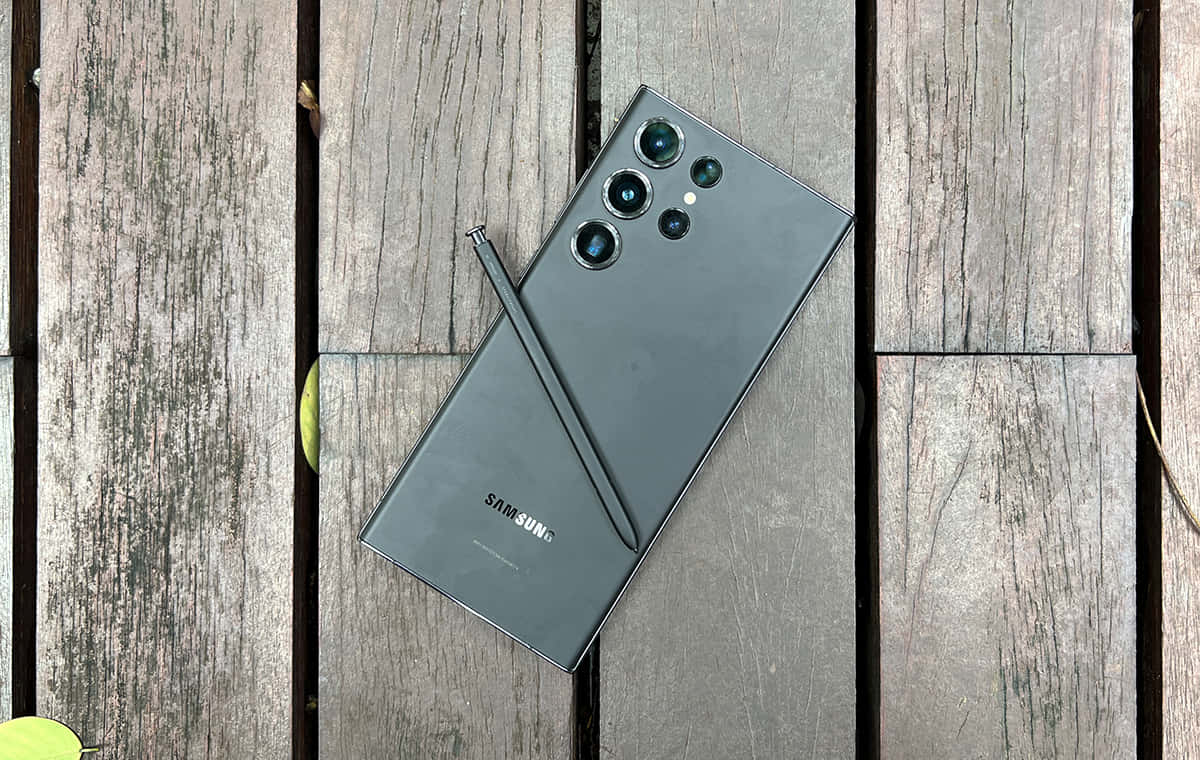 Samsung S23 Ultra på trædæk Wallpapers