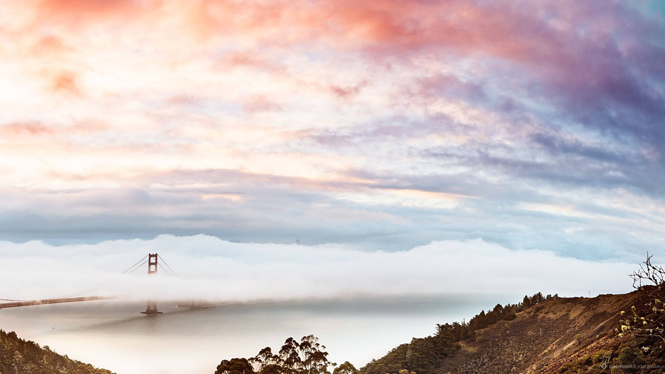 San Franciscos Golden Gate Bridge oplyst om natten – en perfekt følgesvend til din nye MacBook. Wallpapers