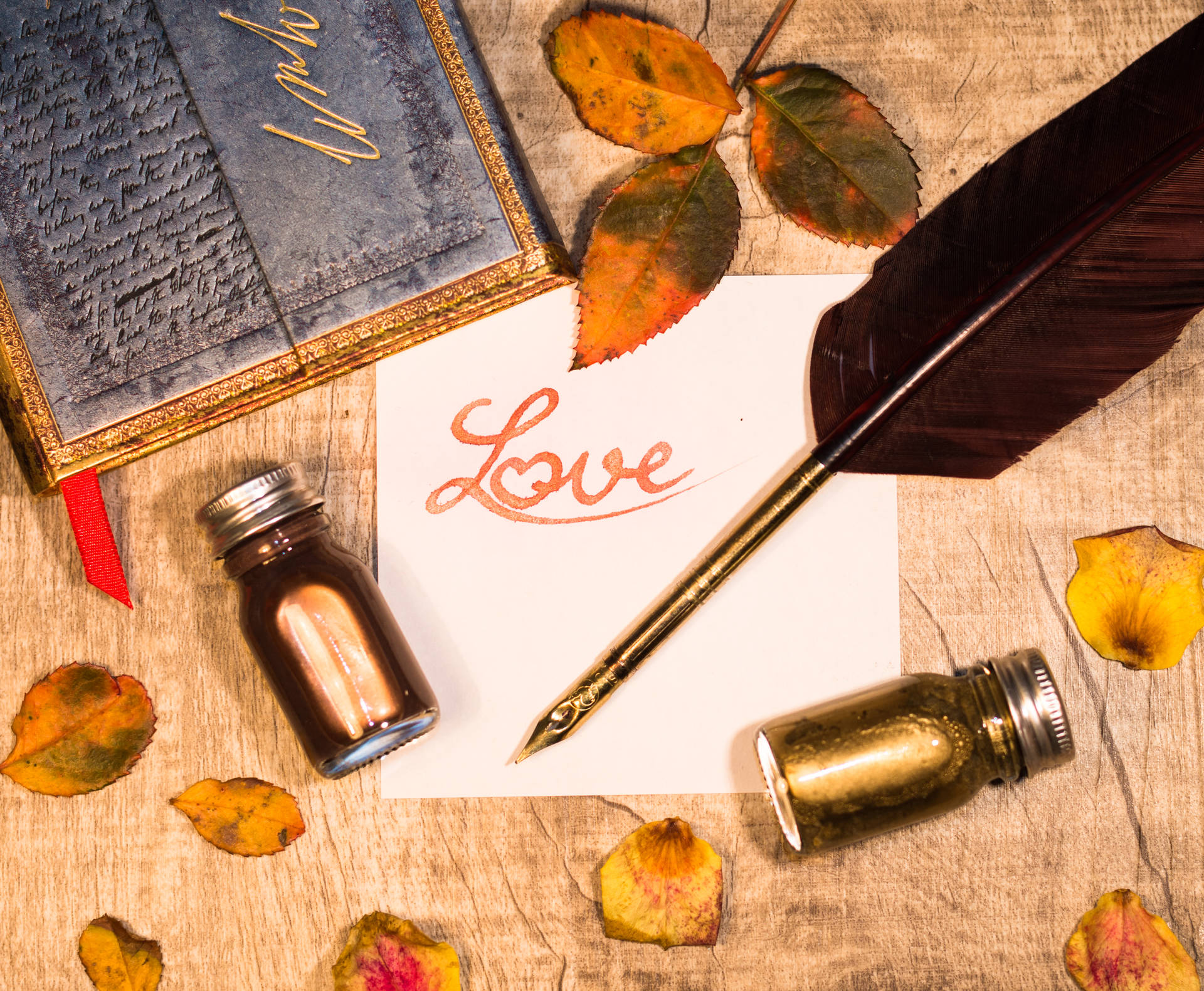 Orange indskrift "Love" skrevet på et hvidt stykke papir med fjerpen og blækflasker på et træbord. Kærlighedsbrev til Valentinsdag. — Kærlighed Wallpapers