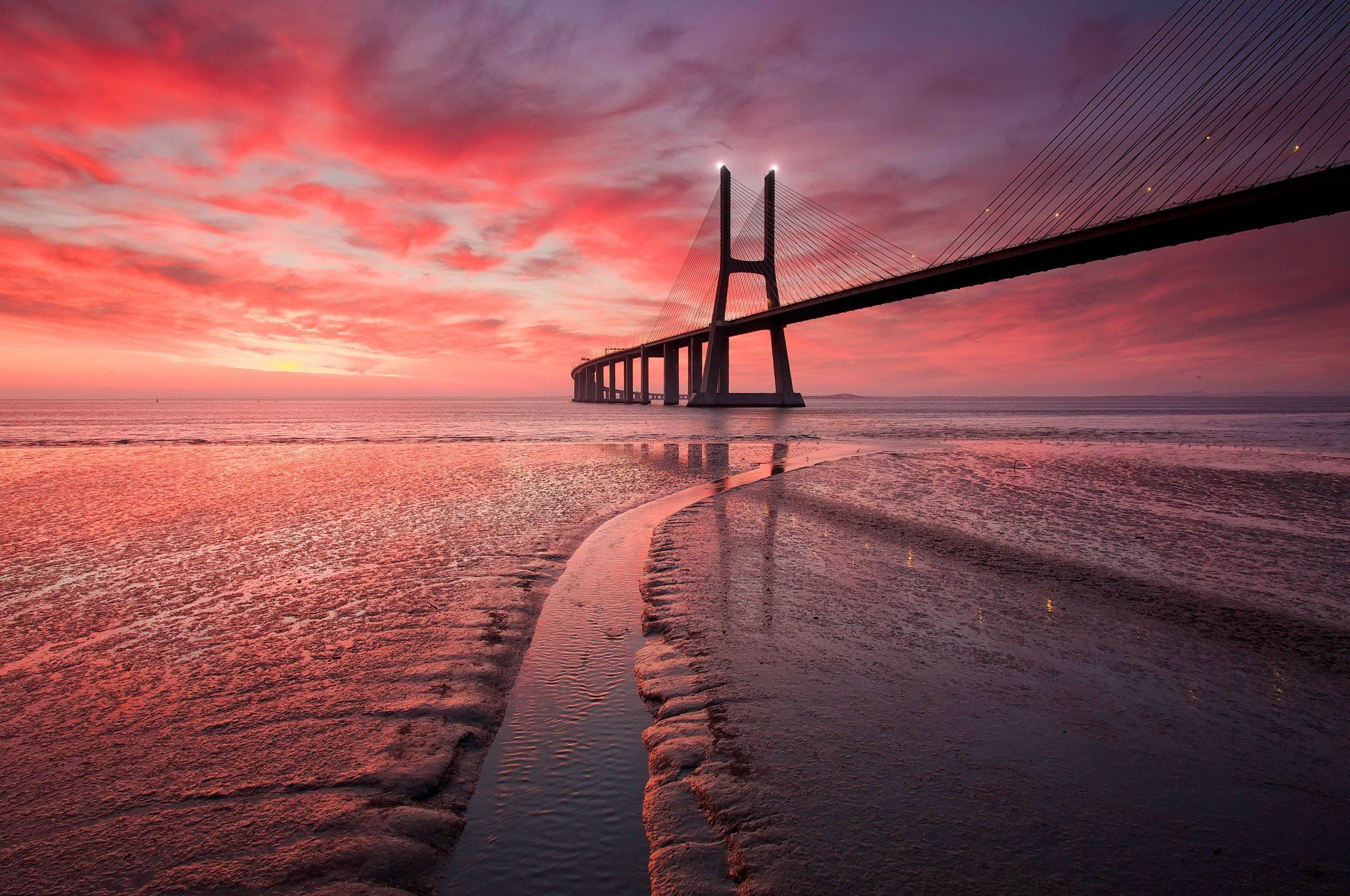 Scenisk udsigt over Vasco da Gama-broen på en Chromebook Wallpapers