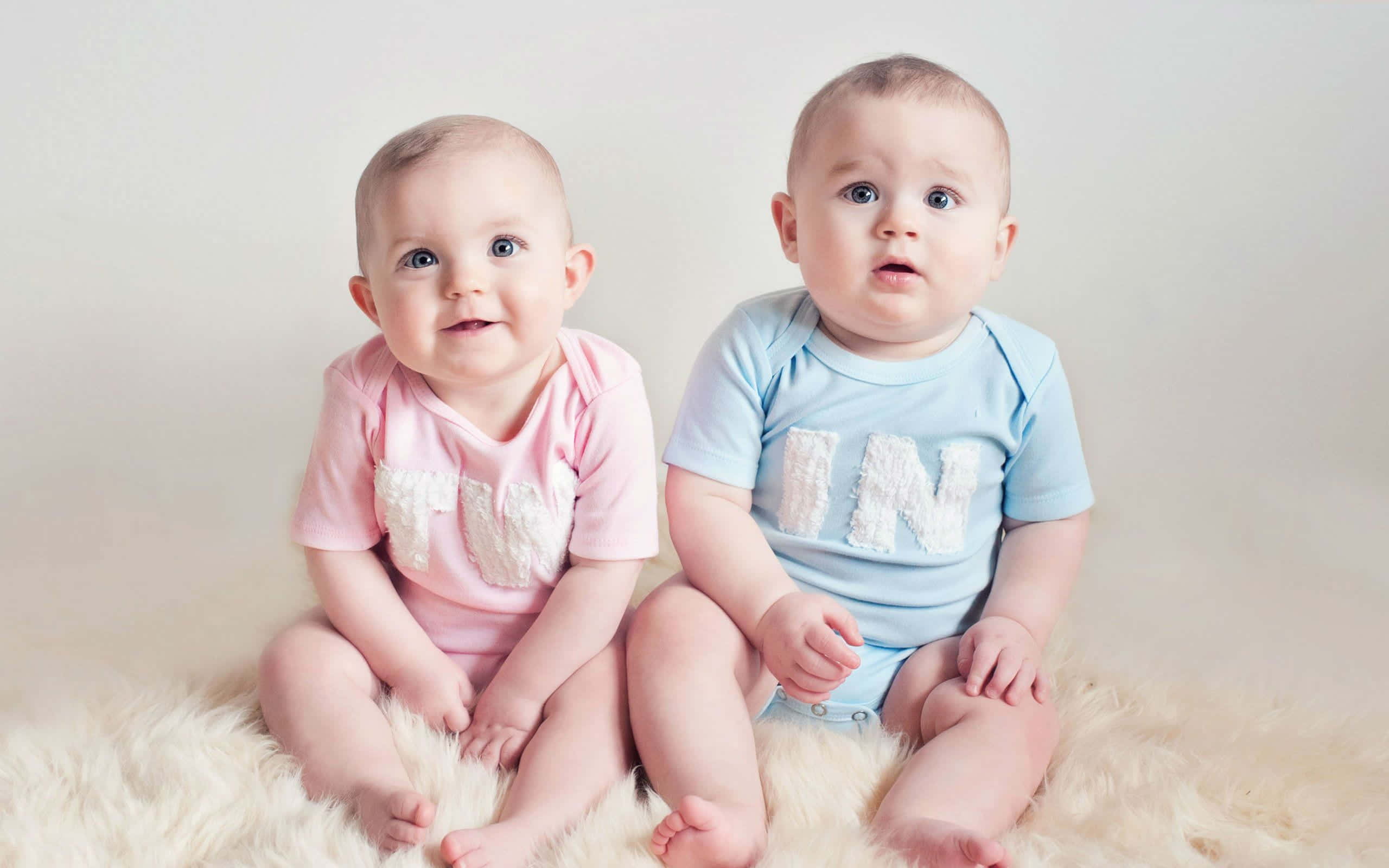 Sød baby i pink outfit smilende Wallpapers