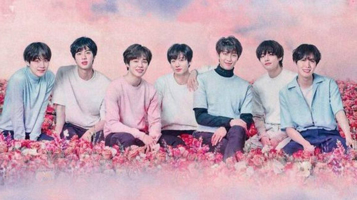 Sød BTS-gruppe på et lyserødt blomsterfelt Wallpapers