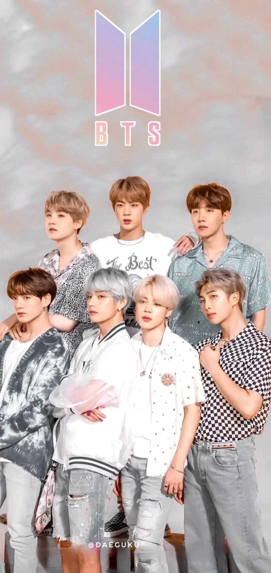 Sød BTS-gruppe poserer under BTS-logo Wallpapers