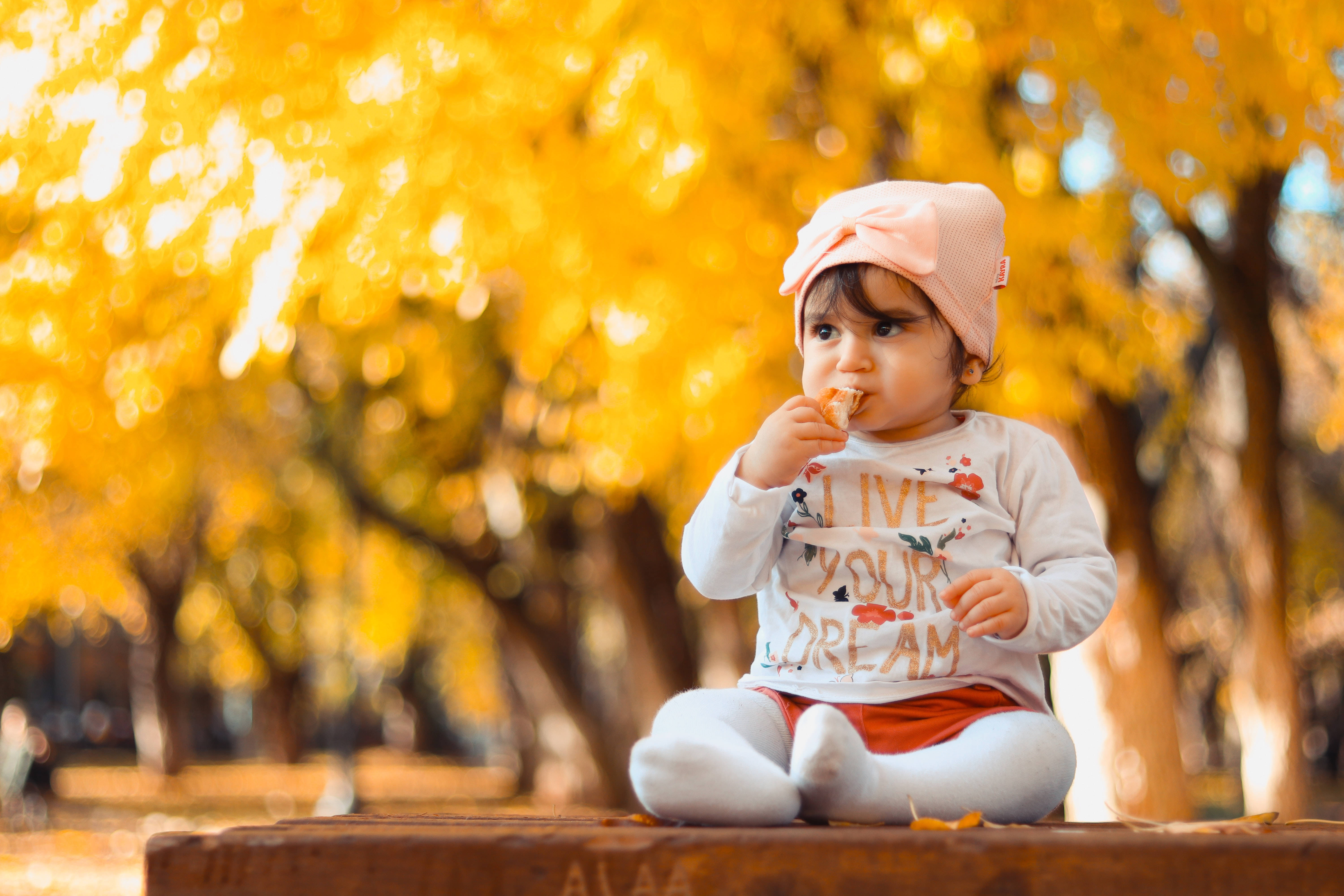 Sødt efterårsbaby der suttede karamel Wallpapers
