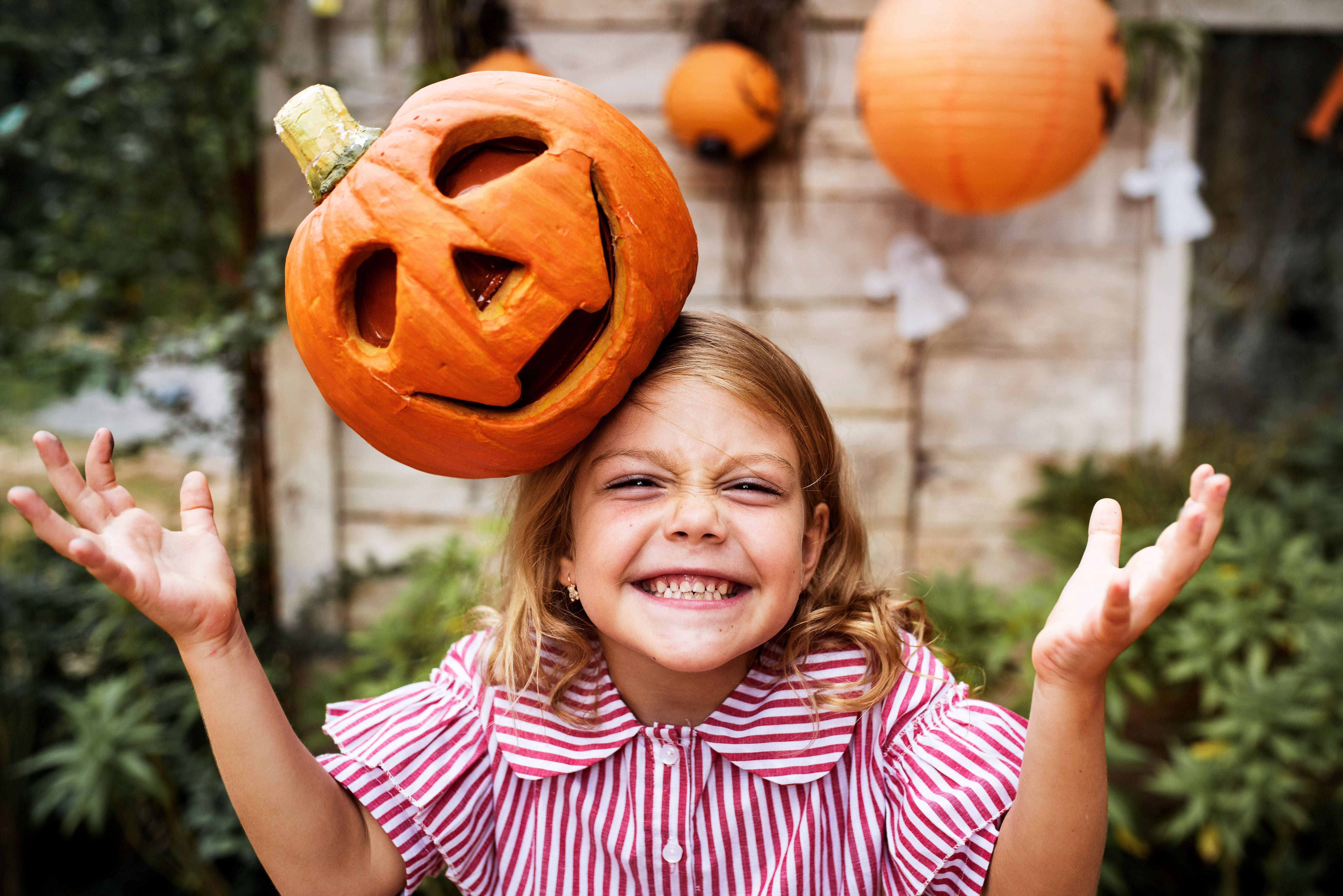 Sødt Halloween-græskar på pigens hoved Wallpapers