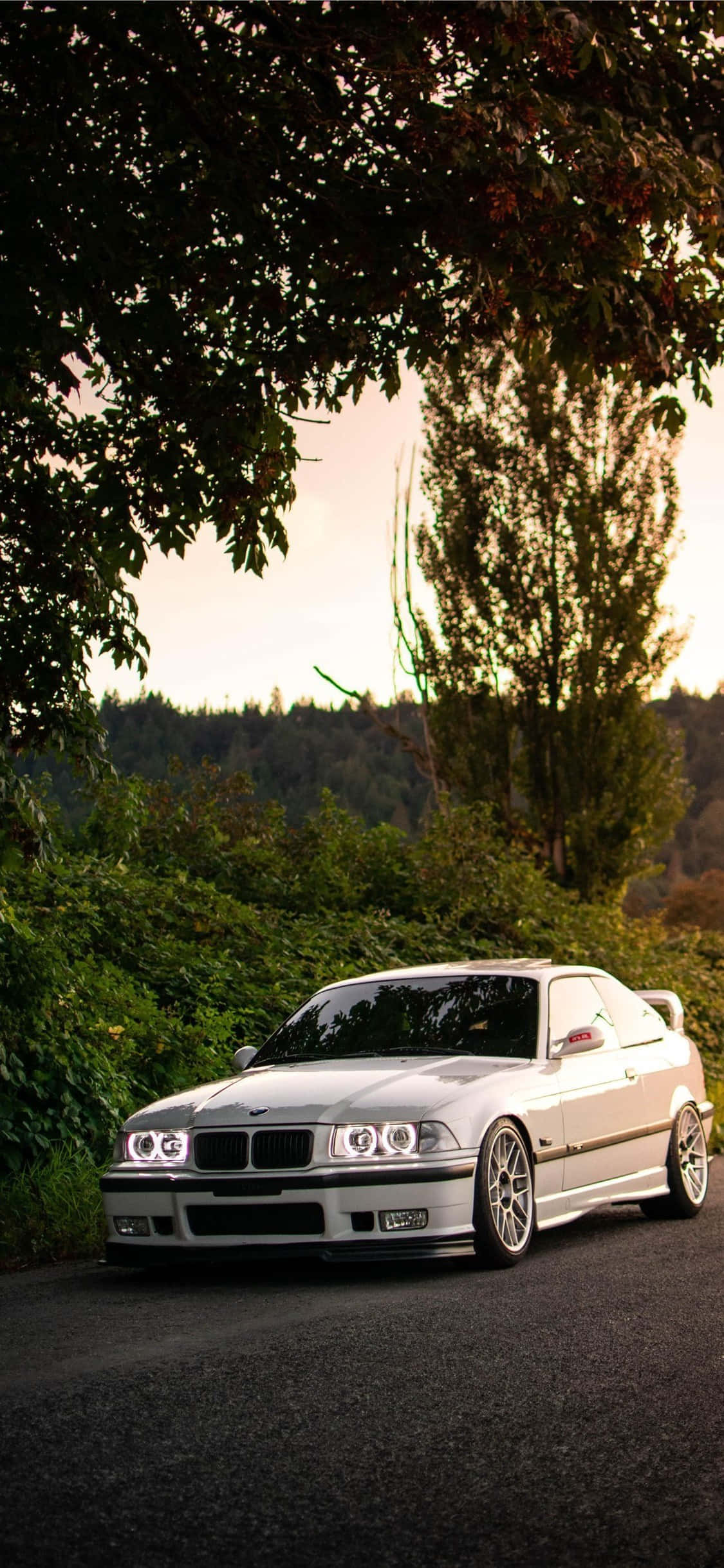Se det fede køretøj skabt ved at kombinere iPhone Xs slanke stil og BMWs kraft Wallpapers
