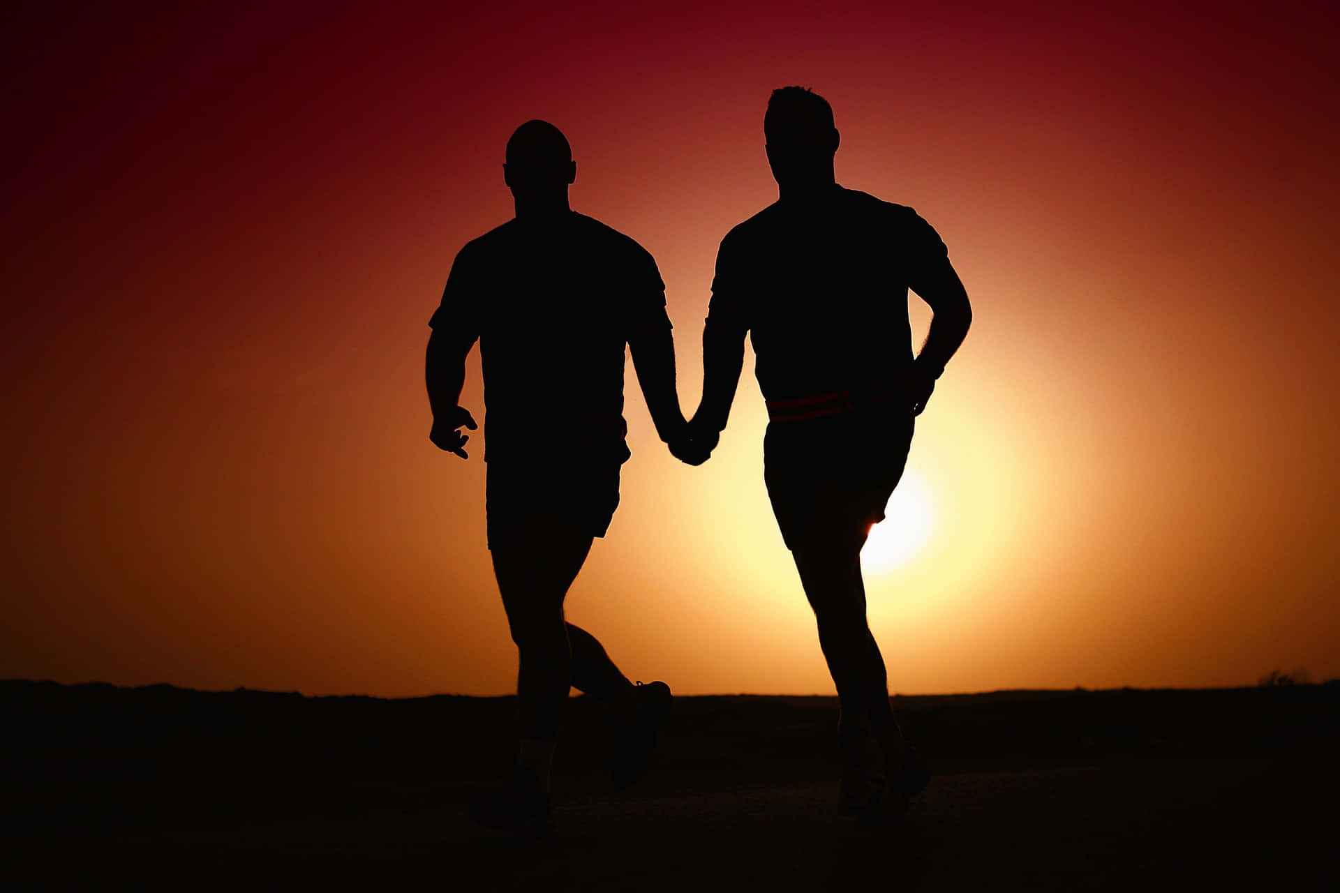 Silhuet af homoseksuelt par i solnedgang Wallpapers