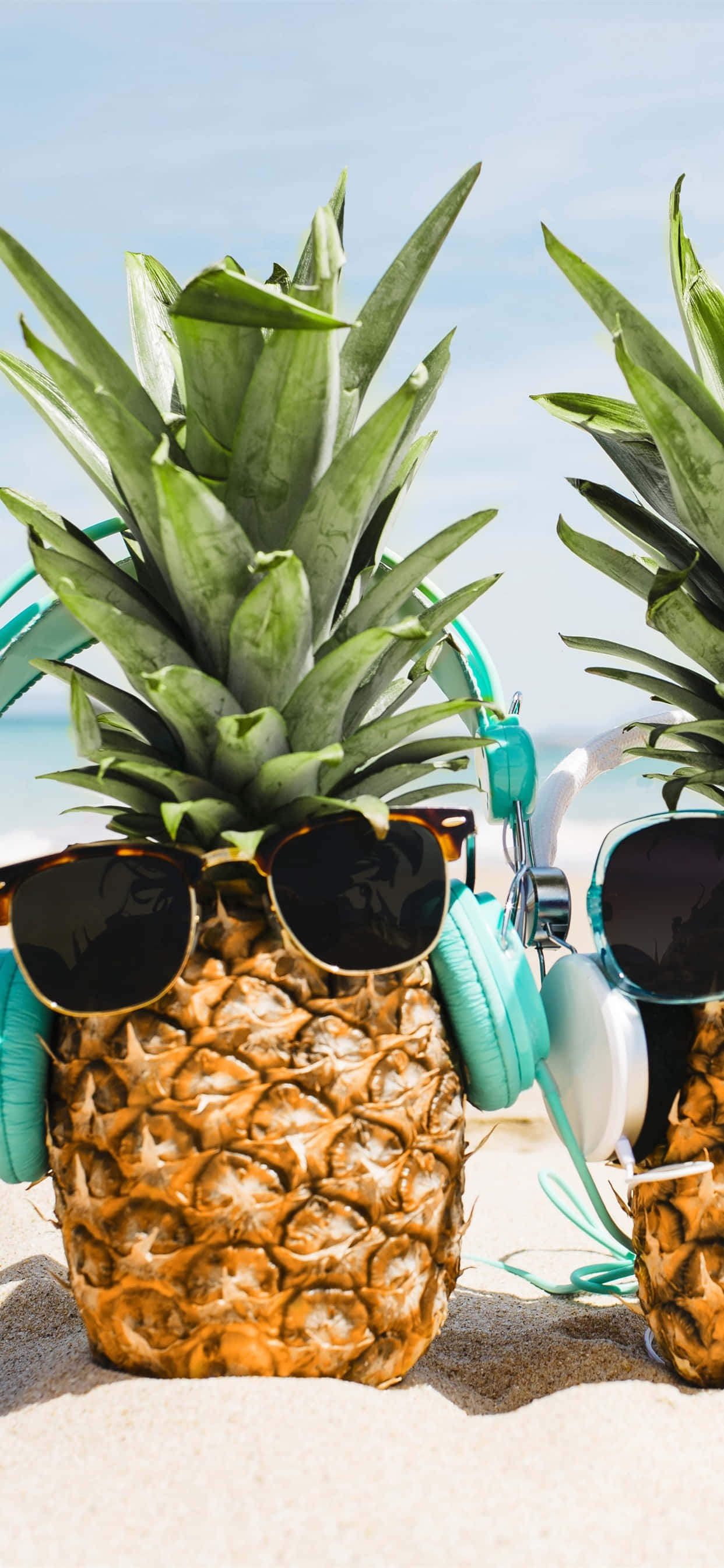 Sjov ananas med solbriller på stranden Wallpapers