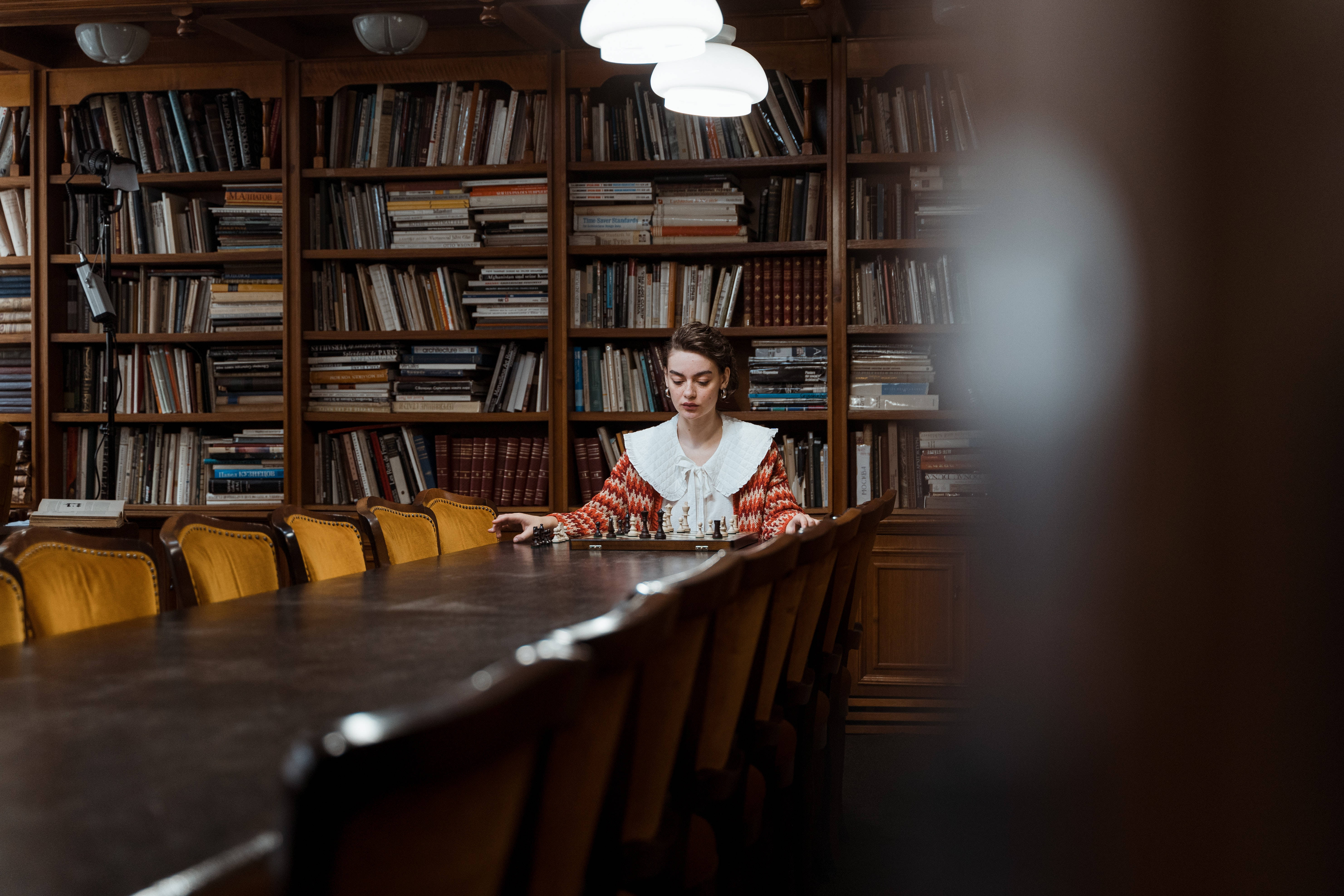 Skak i bibliotek Dark Academia skrivebord Wallpapers