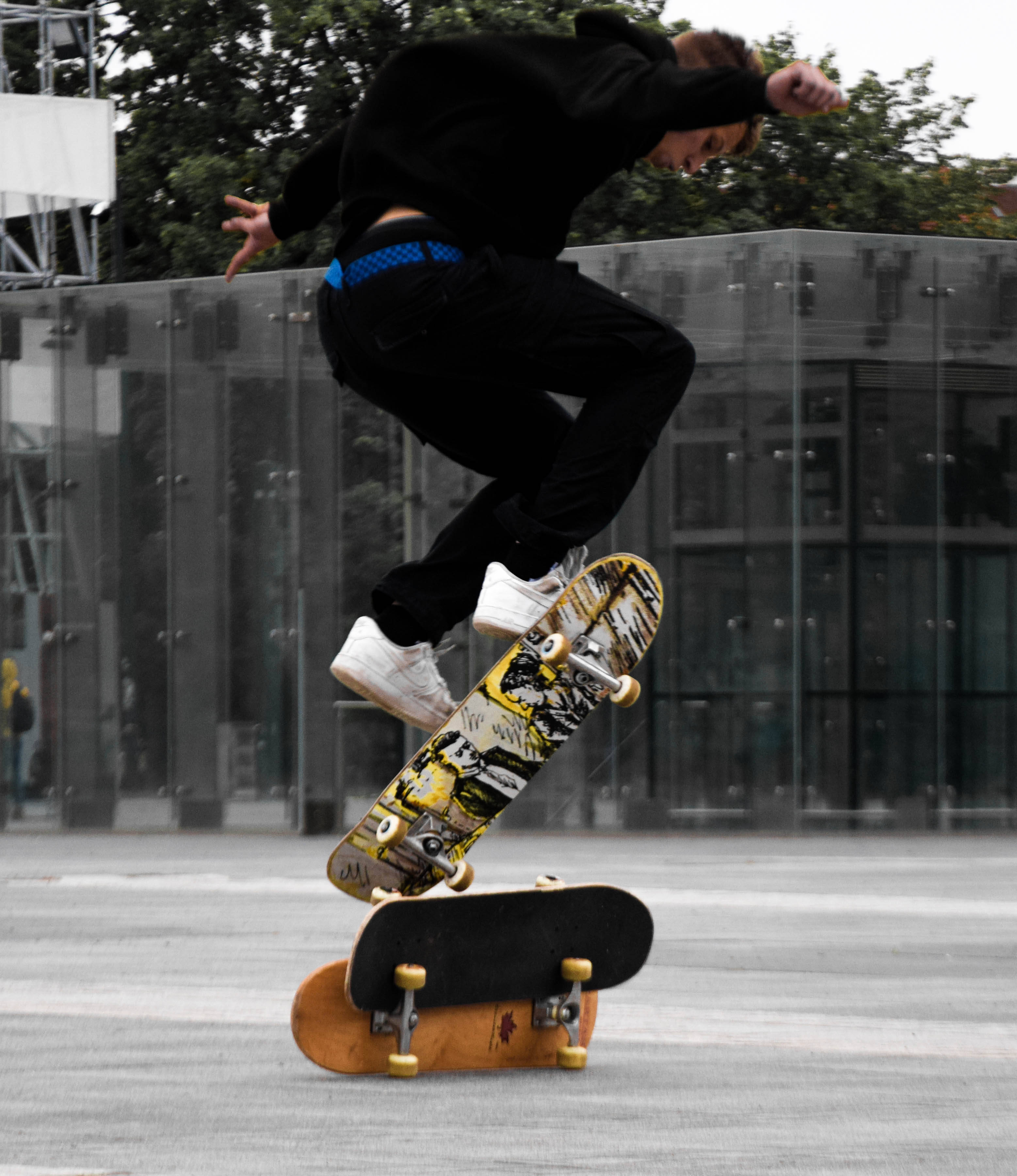 Skateboarder udfører ollie i luften Wallpapers