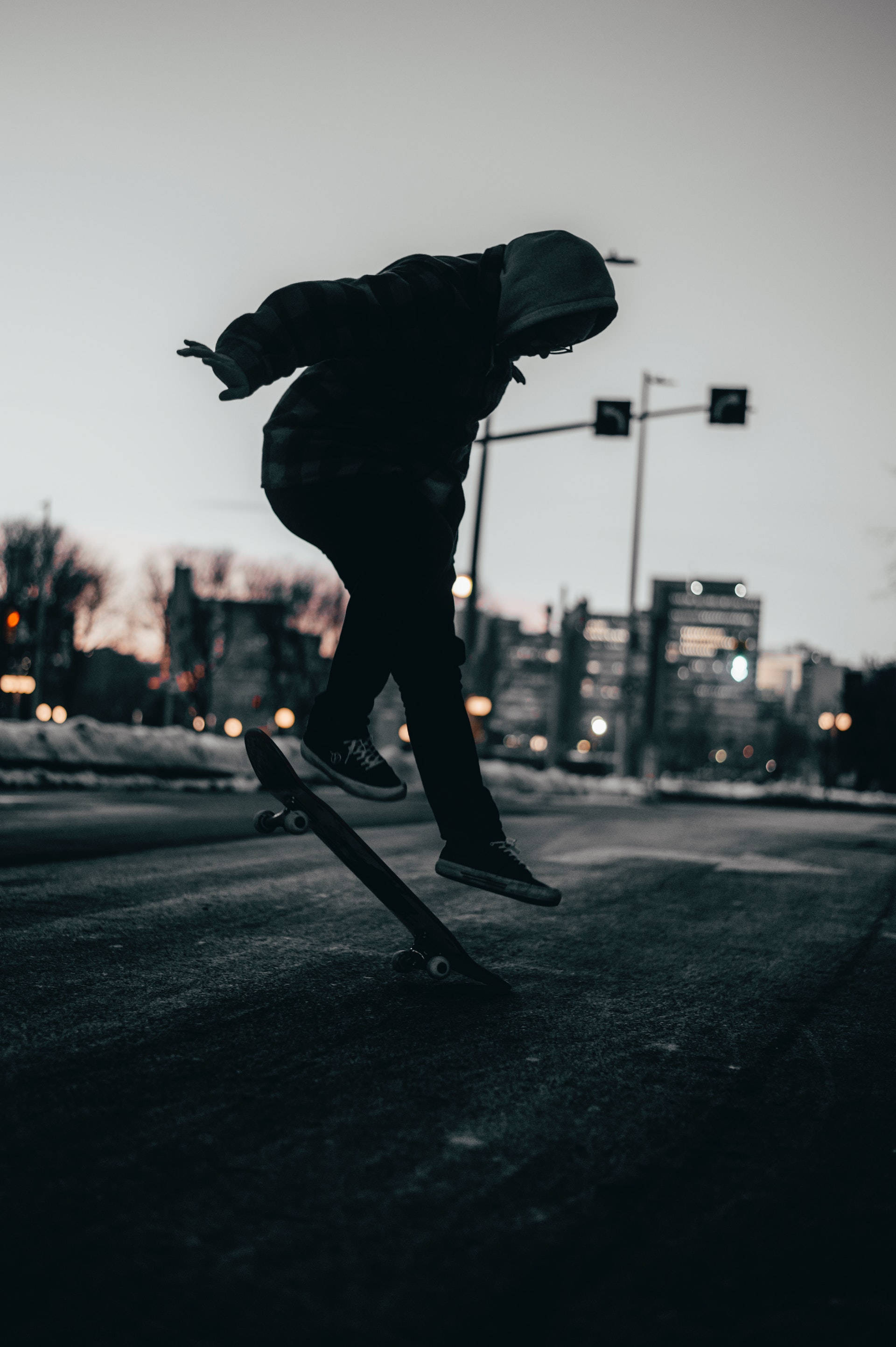 Skaterdreng laver heelflip Wallpapers