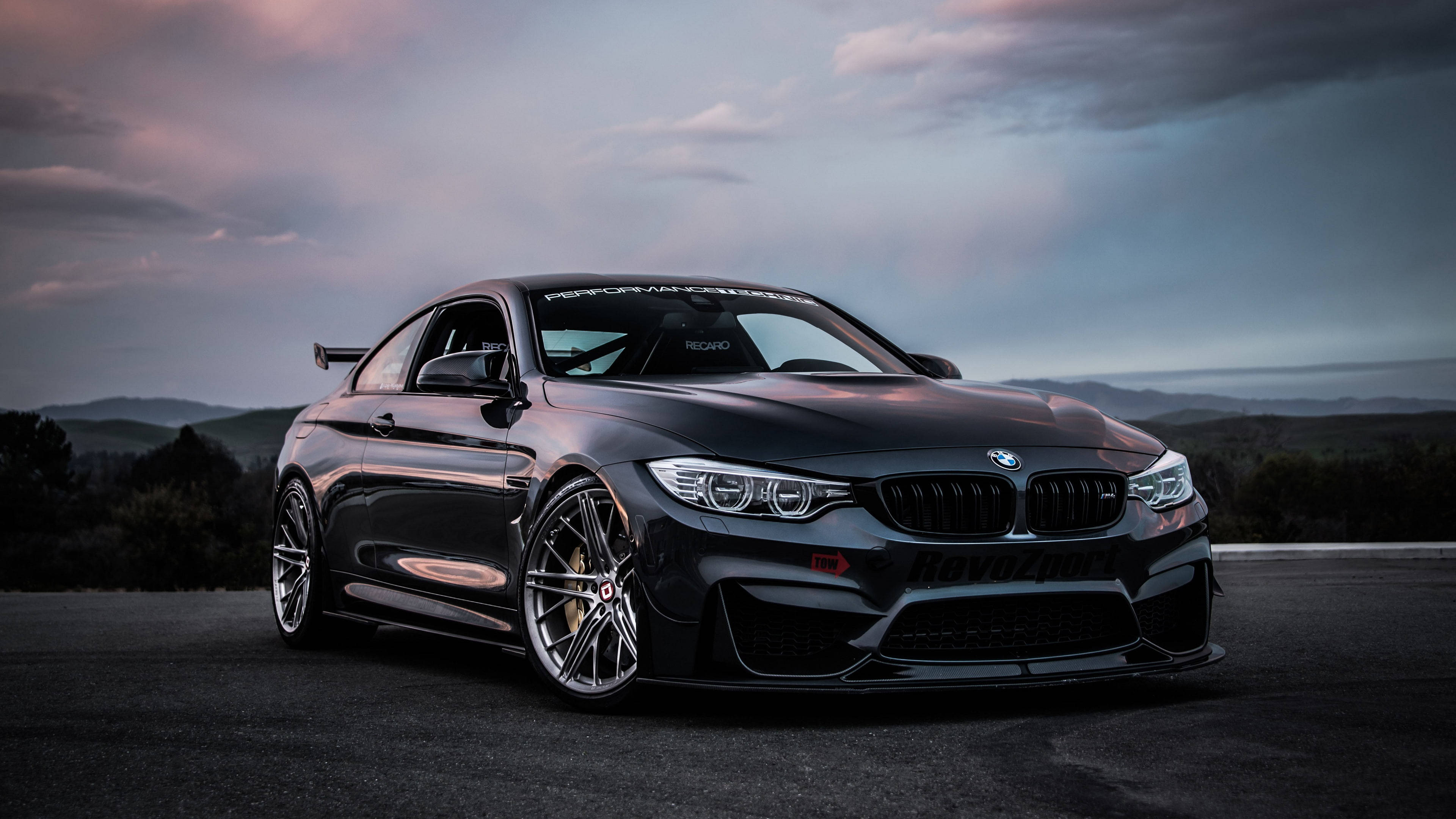 Skinnende sort BMW M4-bil Wallpapers