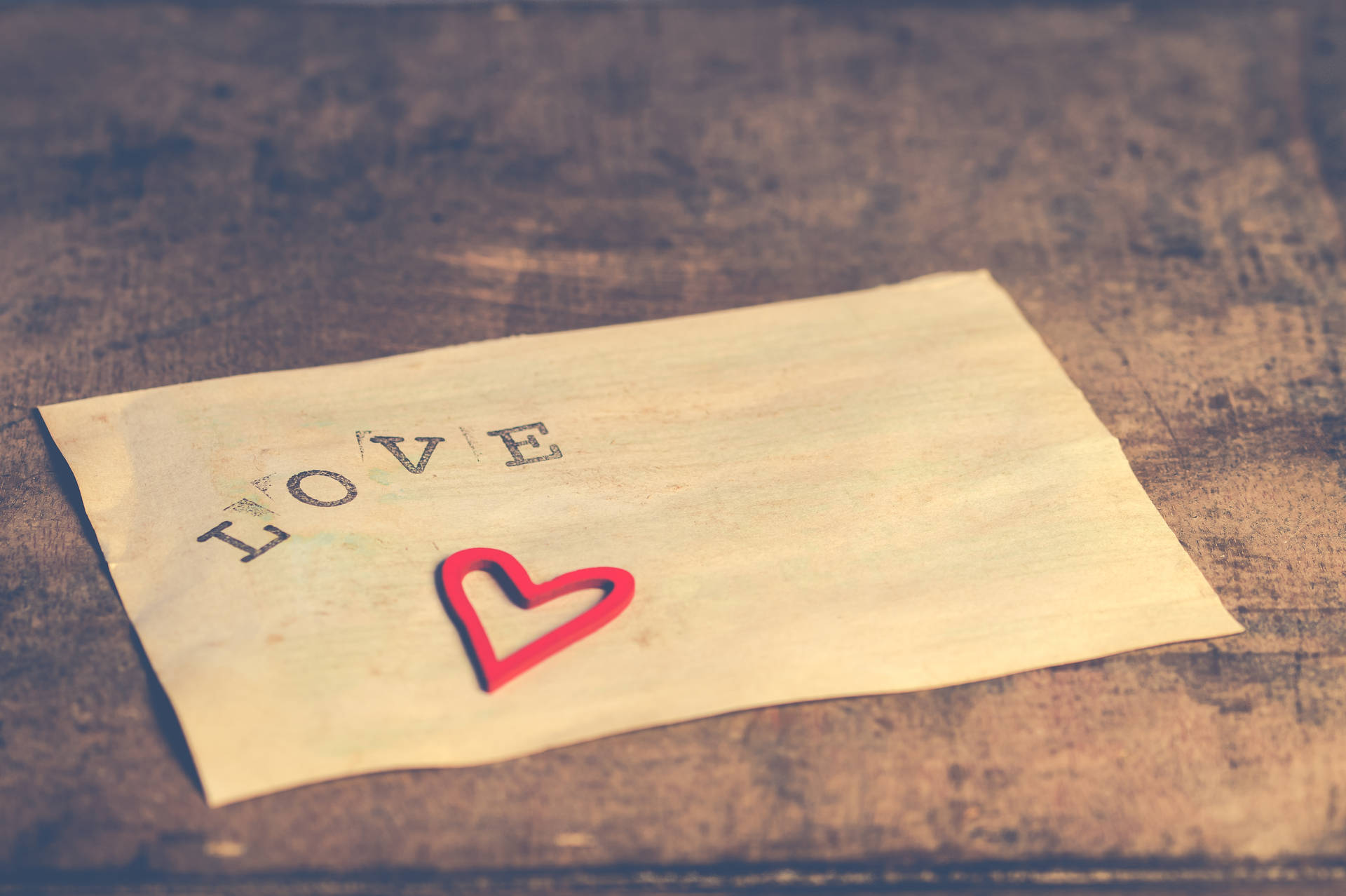 Brev med ordet 'Love' skrevet på og et sødt lille rødt hjerteklistermærke til kærlighedsbekendelse på Valentinsdag. — Kærlighed Wallpapers