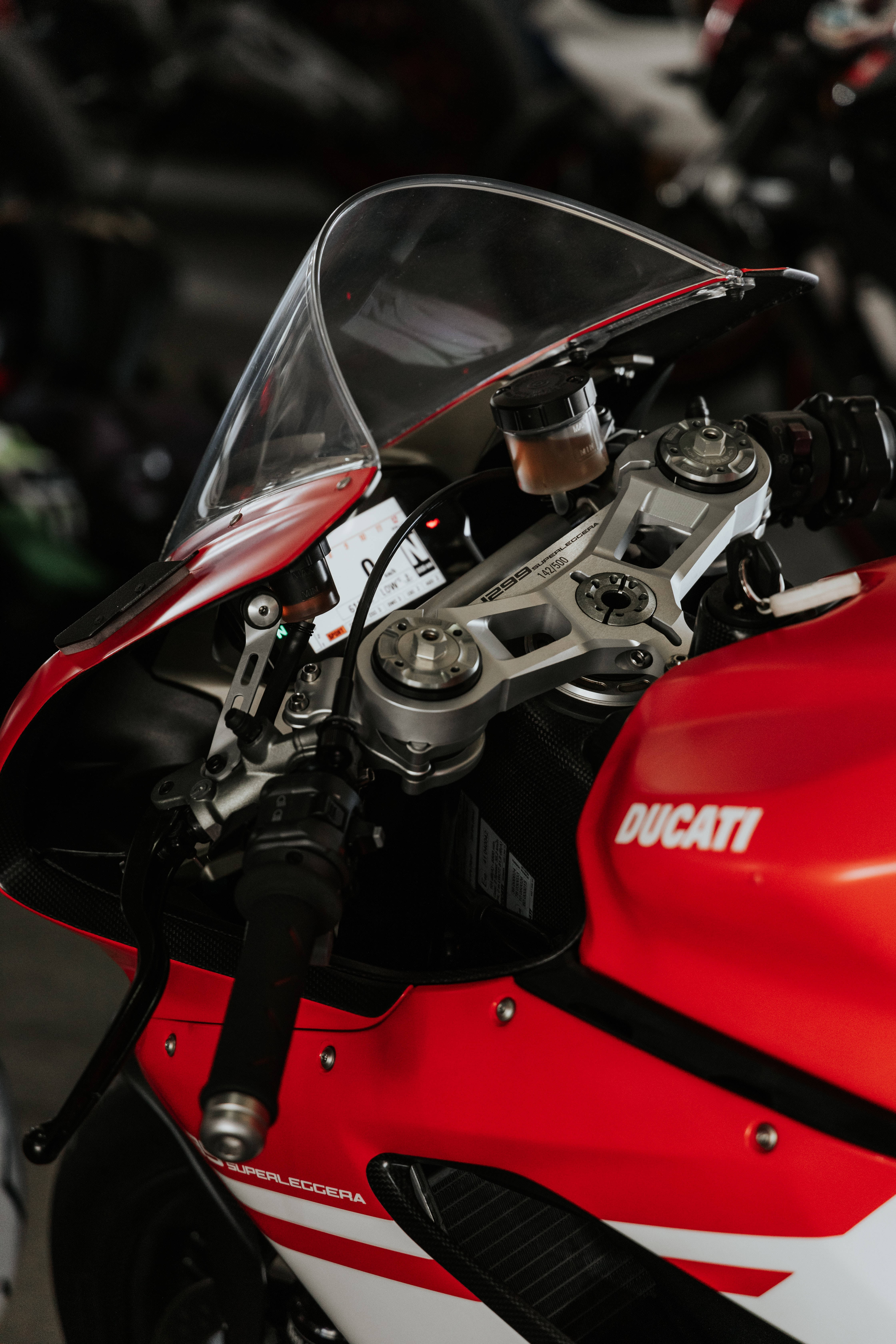 Slående rød Ducati-cykel i profil Wallpapers