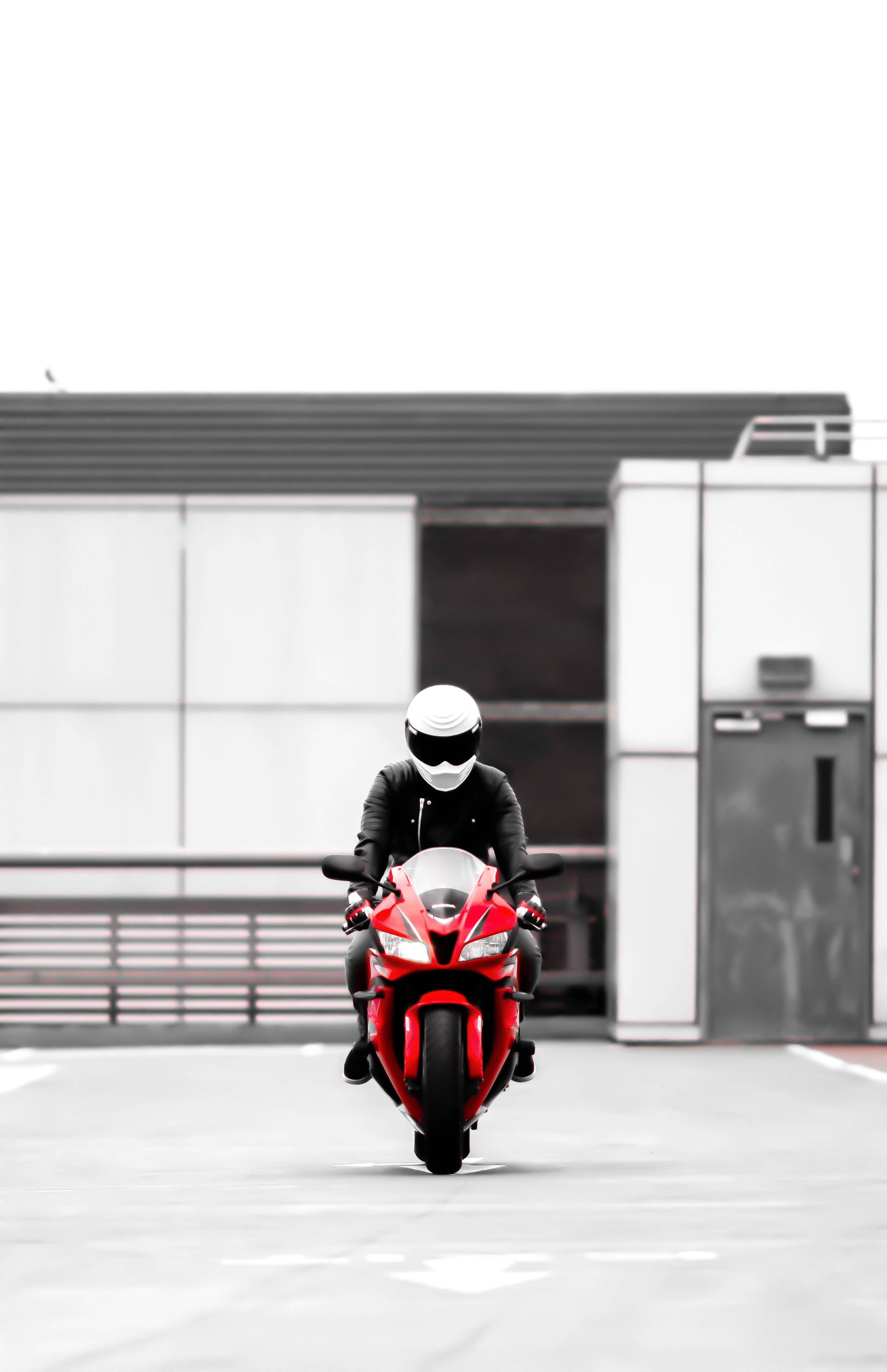 Slående rød cykel i minimalistisk omgivelse Wallpapers