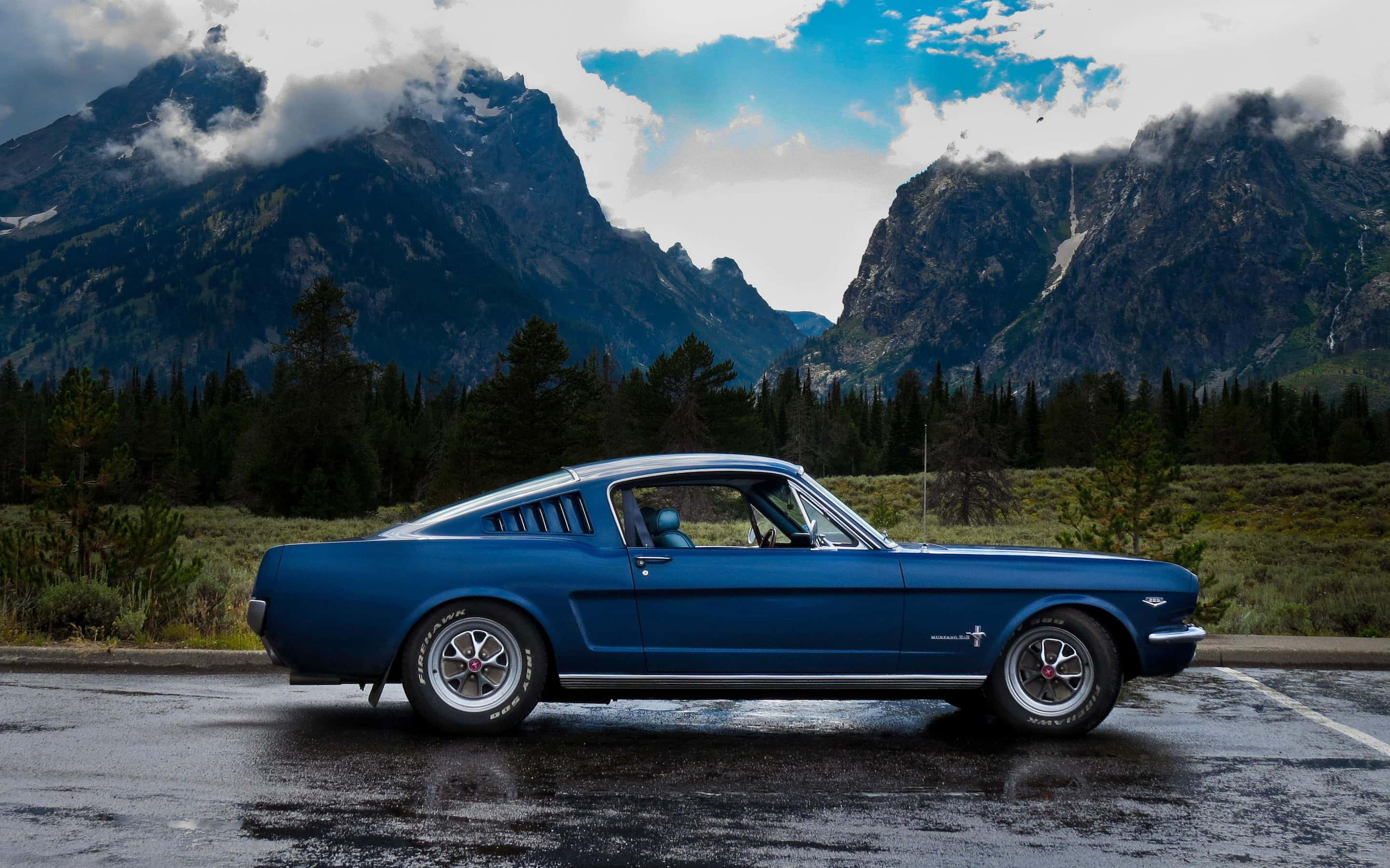 Slående udsigt af en 1966 Ford Mustang Fastback Wallpapers