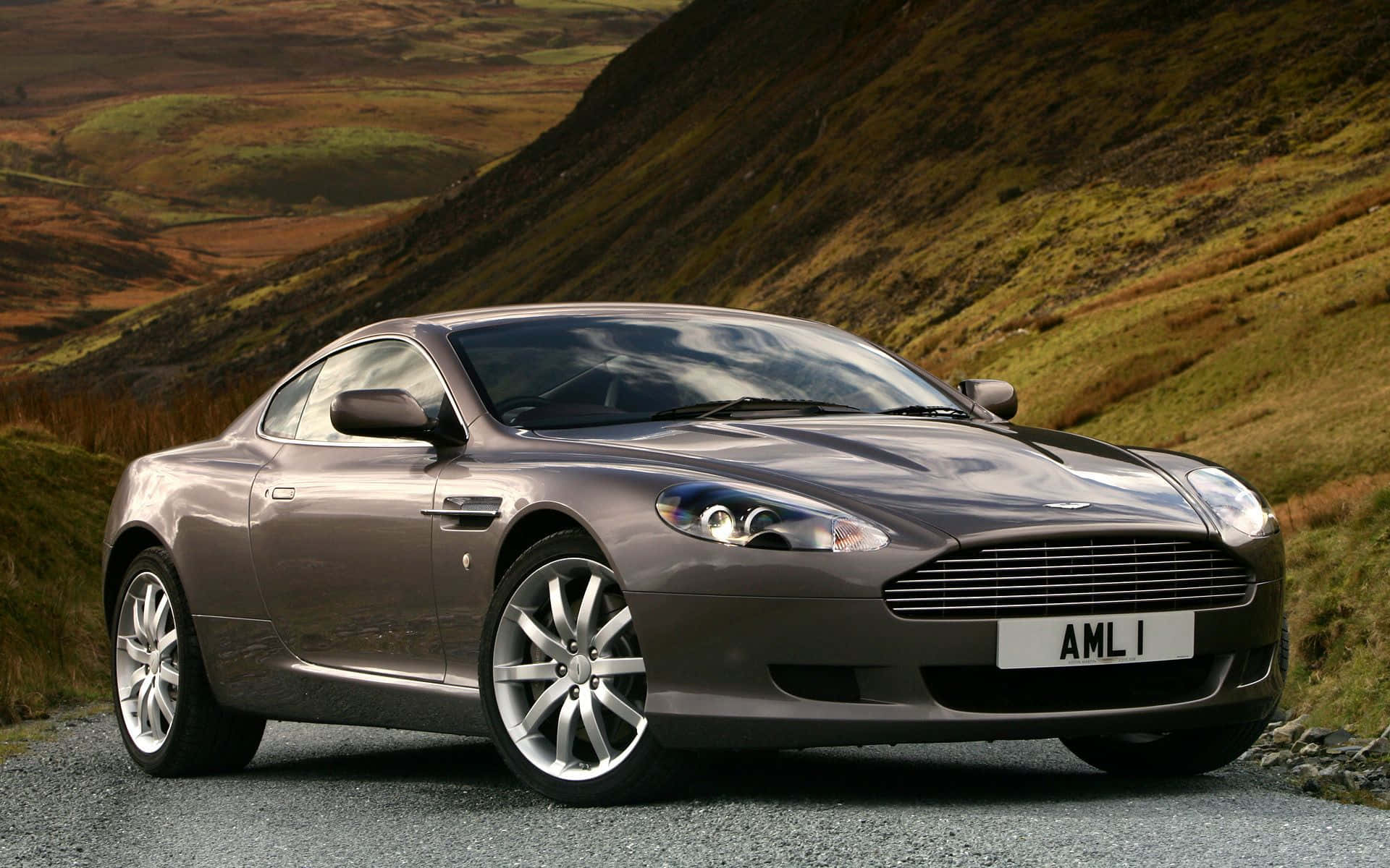 Slank Aston Martin DB9 på åben vej Wallpapers