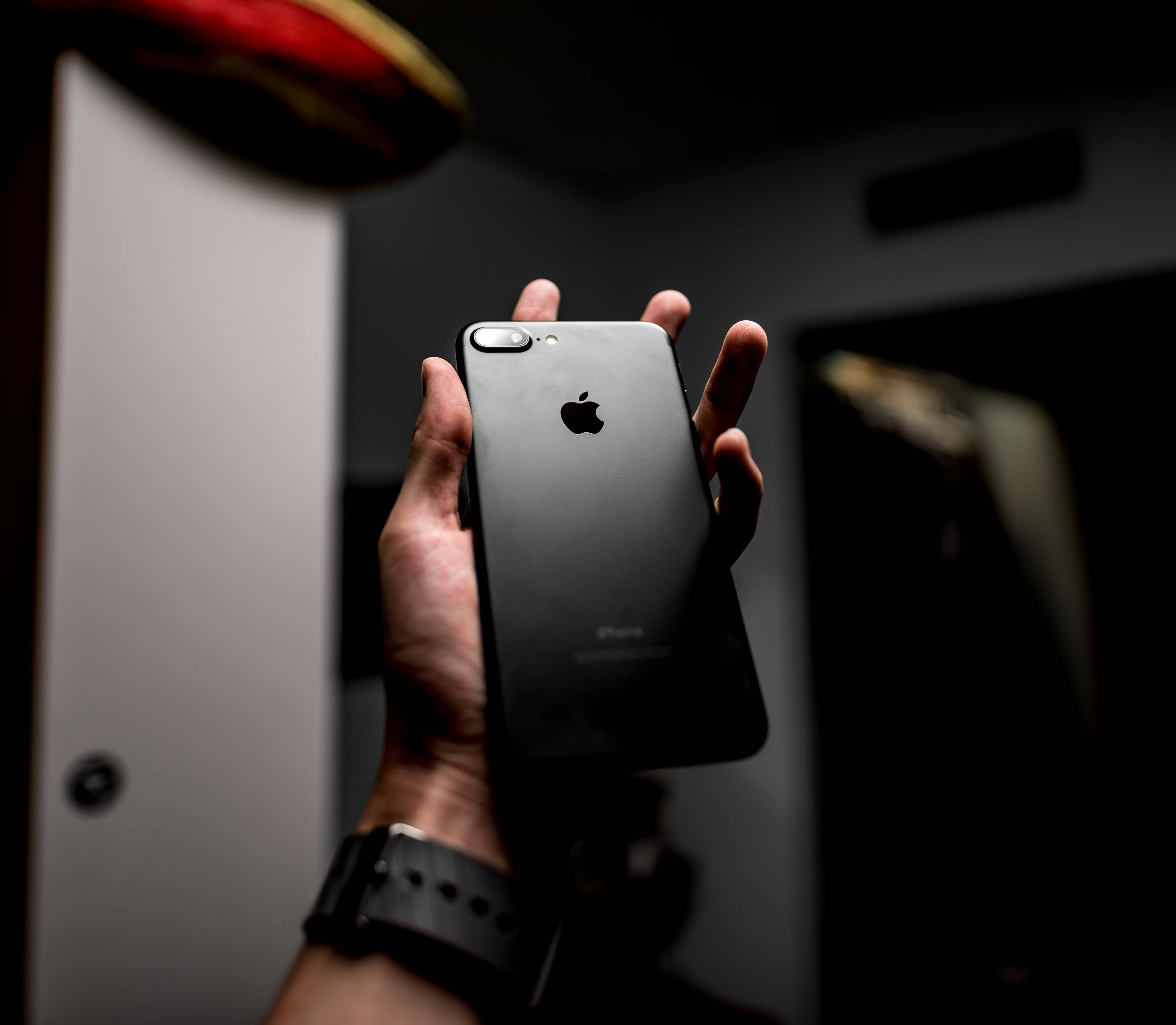 Slank iPhone 8 med attraktiv baggrund Wallpapers