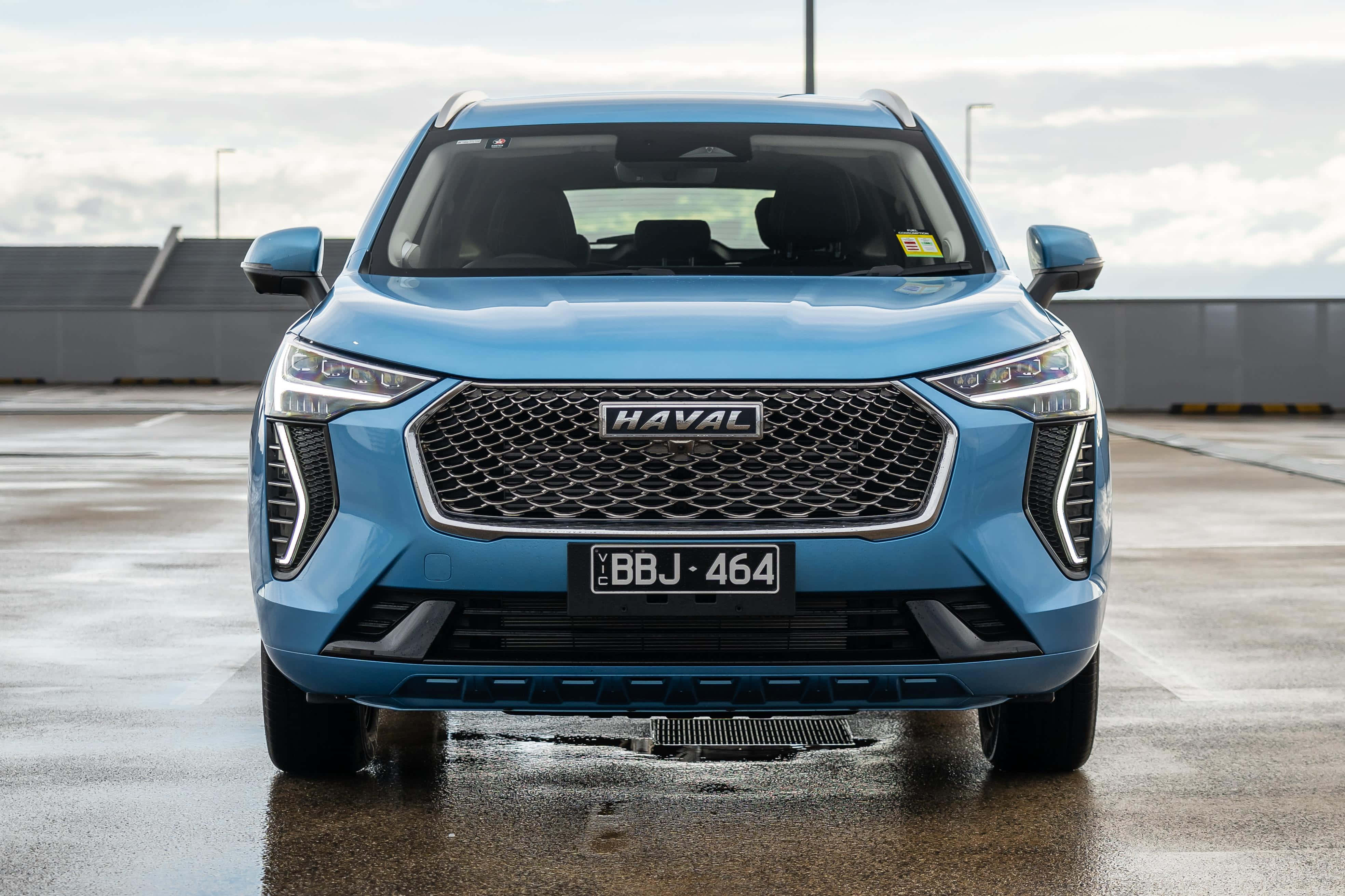 Slank og Moderne Haval SUV Kører gennem et Udbredt Landskab Wallpapers