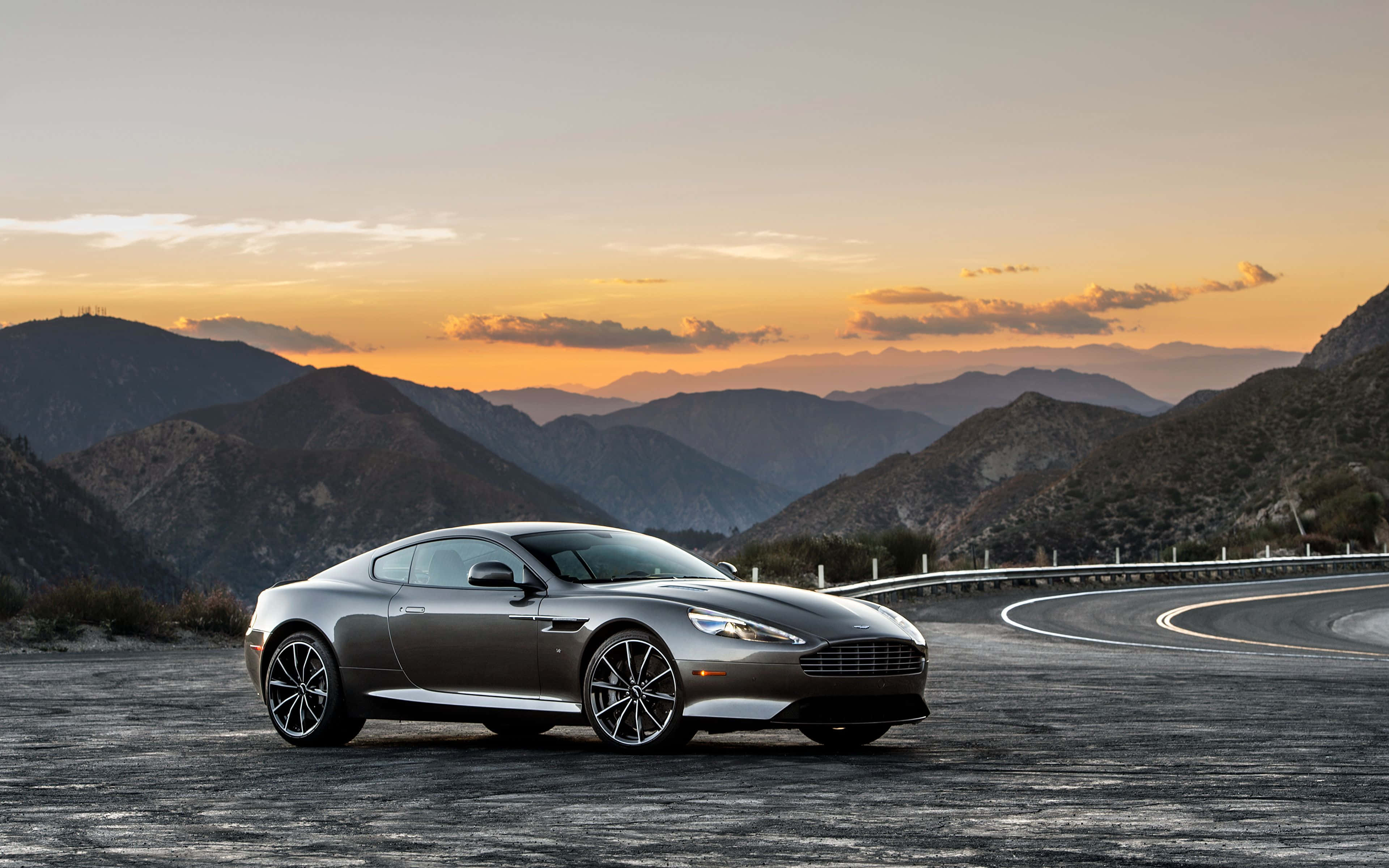 Slank og stilfuld Aston Martin DB9 Wallpapers