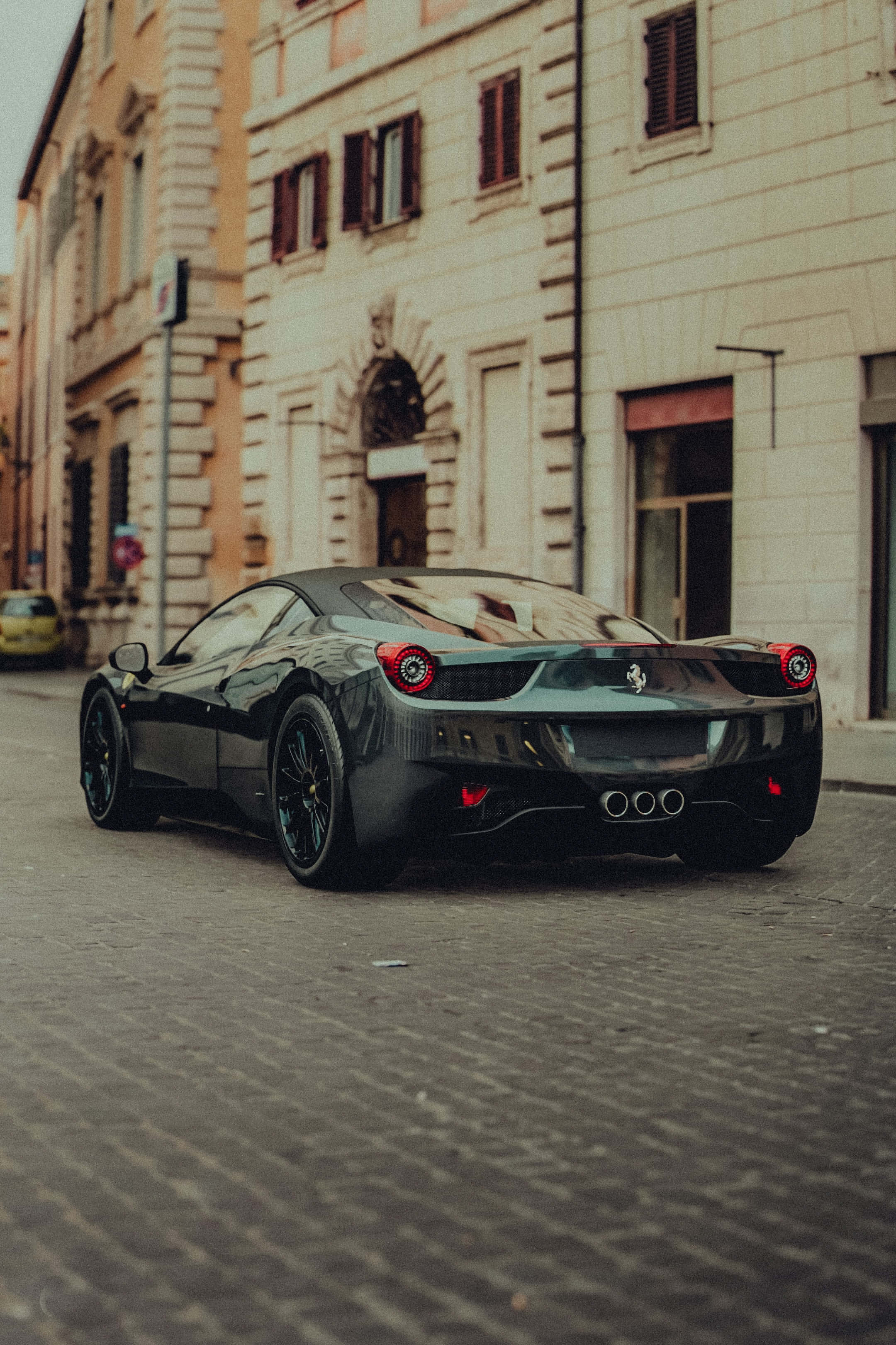 Slank rød Ferrari mod en dramatisk skyline Wallpapers