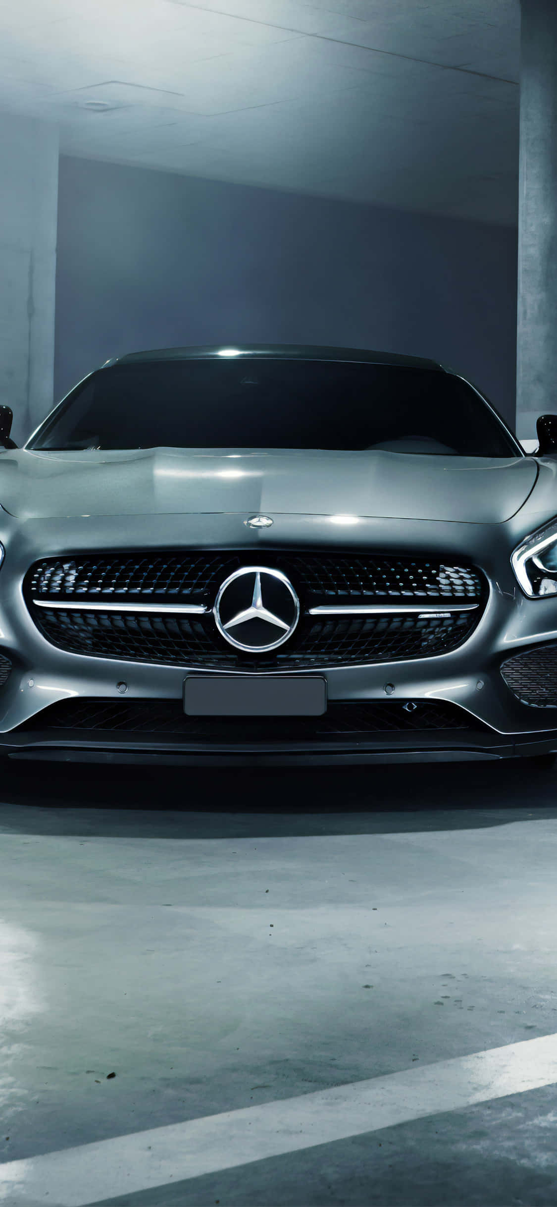 Sølv iPhone Xs Mercedes Amg baggrund på parkeringsplads Wallpapers