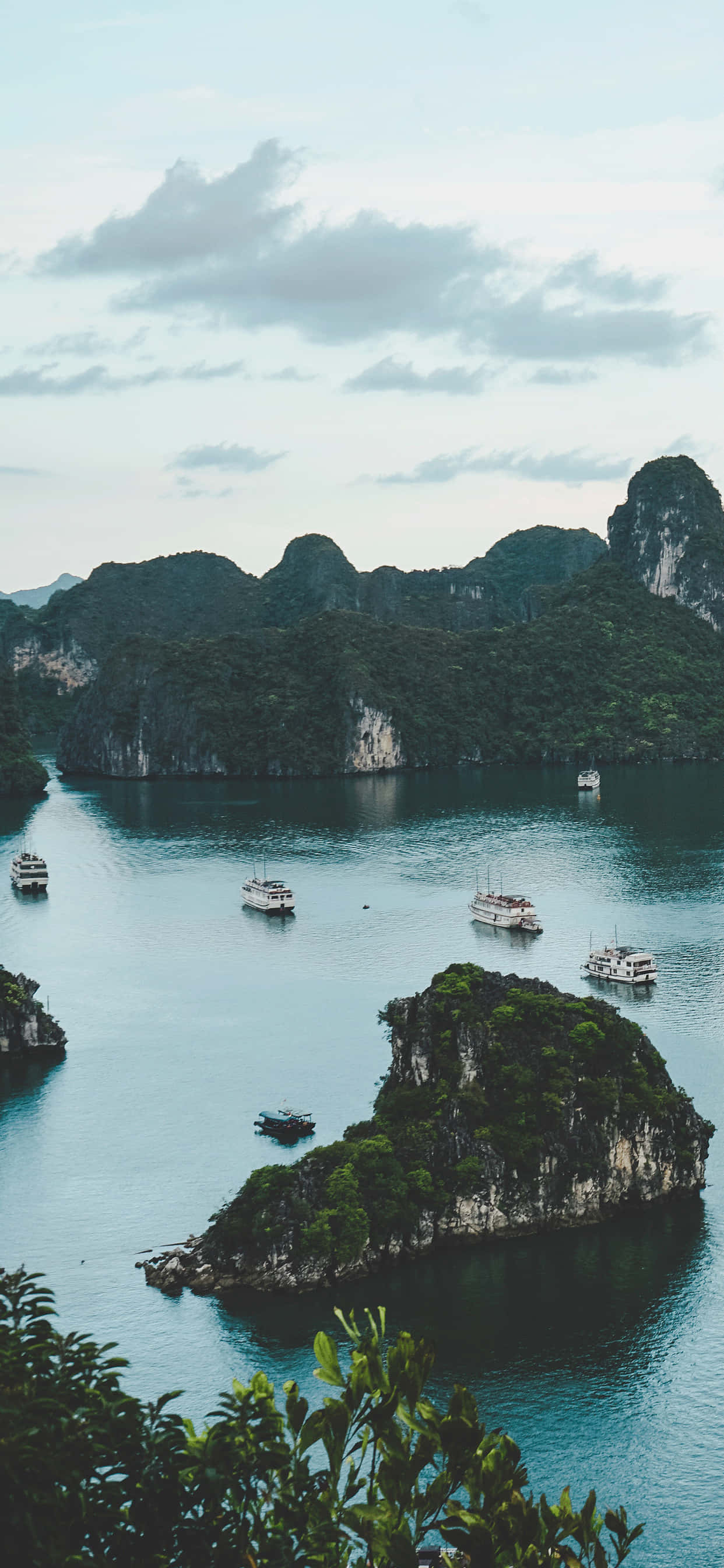 Smaragdgrønt vand i Vietnams Halong-bugt Wallpapers