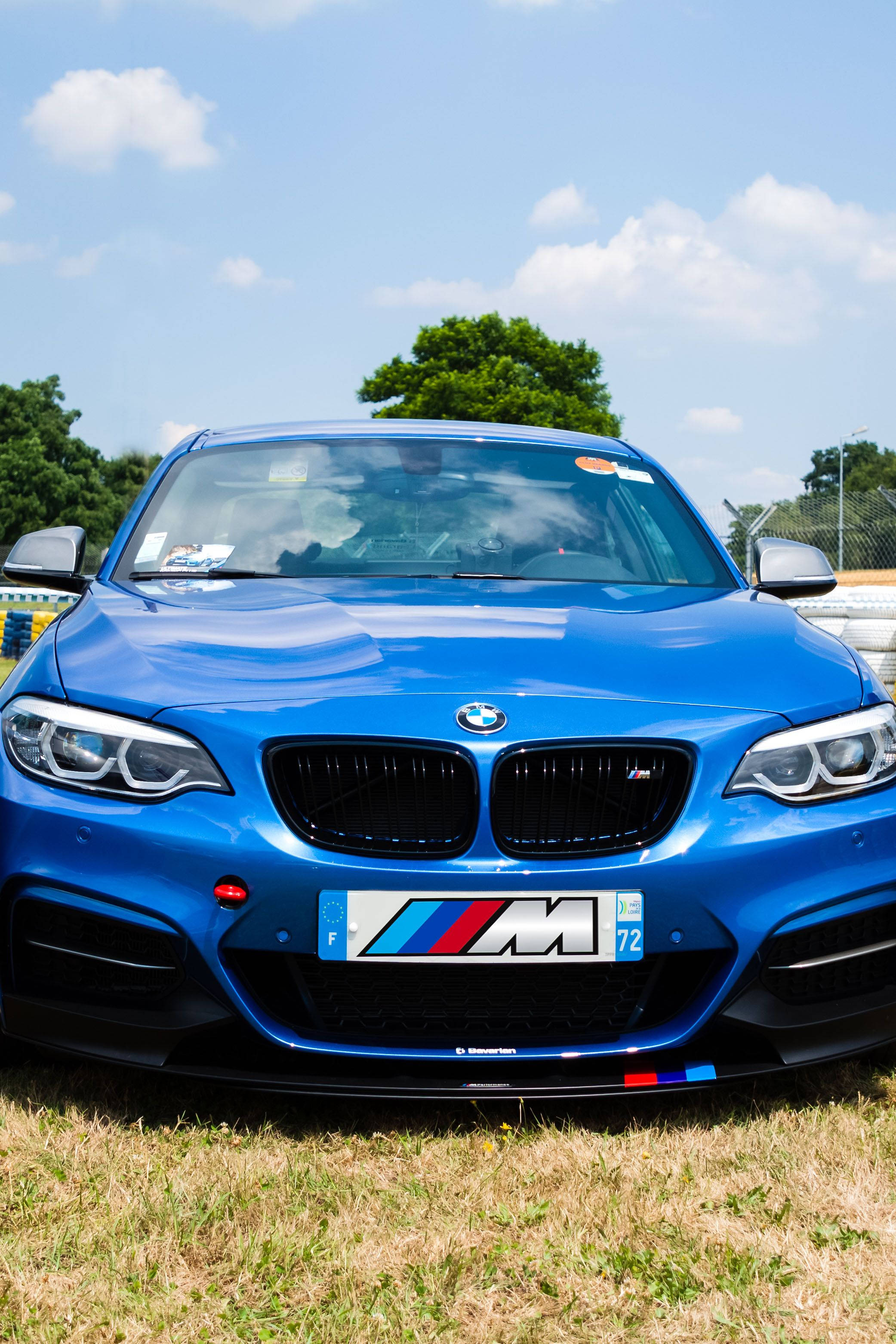Smuk blå BMW på en racerbane Wallpapers