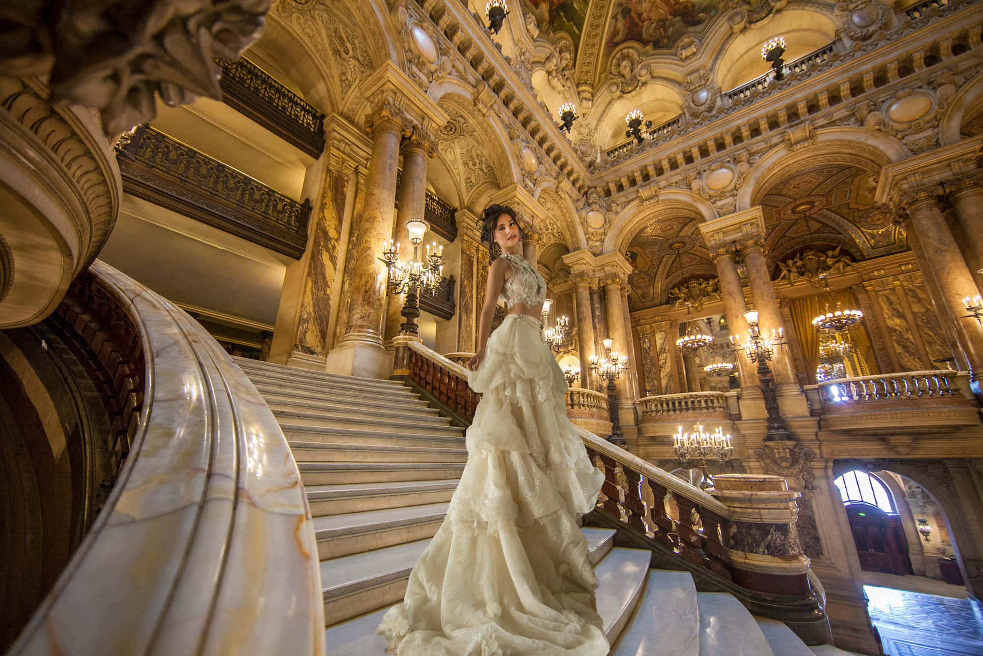 Smuk brud ved Paris' operahus Wallpapers
