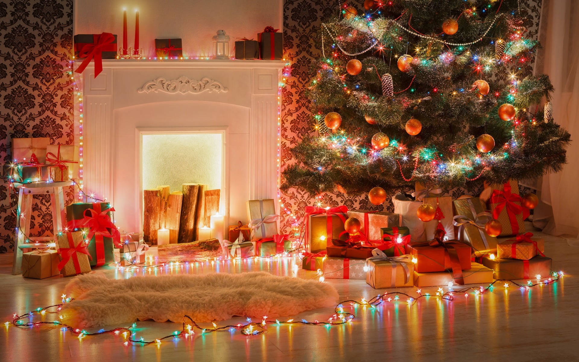 Smuk juletræ med farverige lys Wallpapers