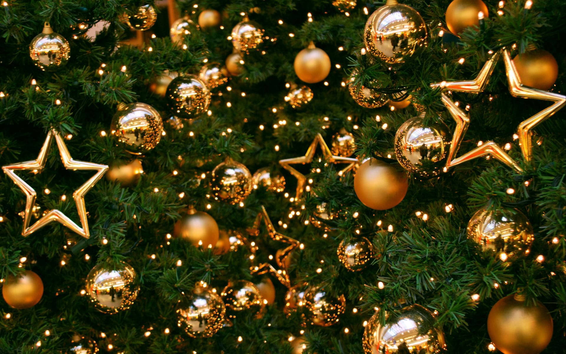 Smuk juletræsdekoration i guld Wallpapers