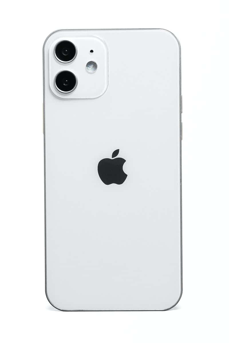 Smuk mørkeblå havudsigt med dramatisk kystlandskab på iPhone 12 skærm Wallpapers