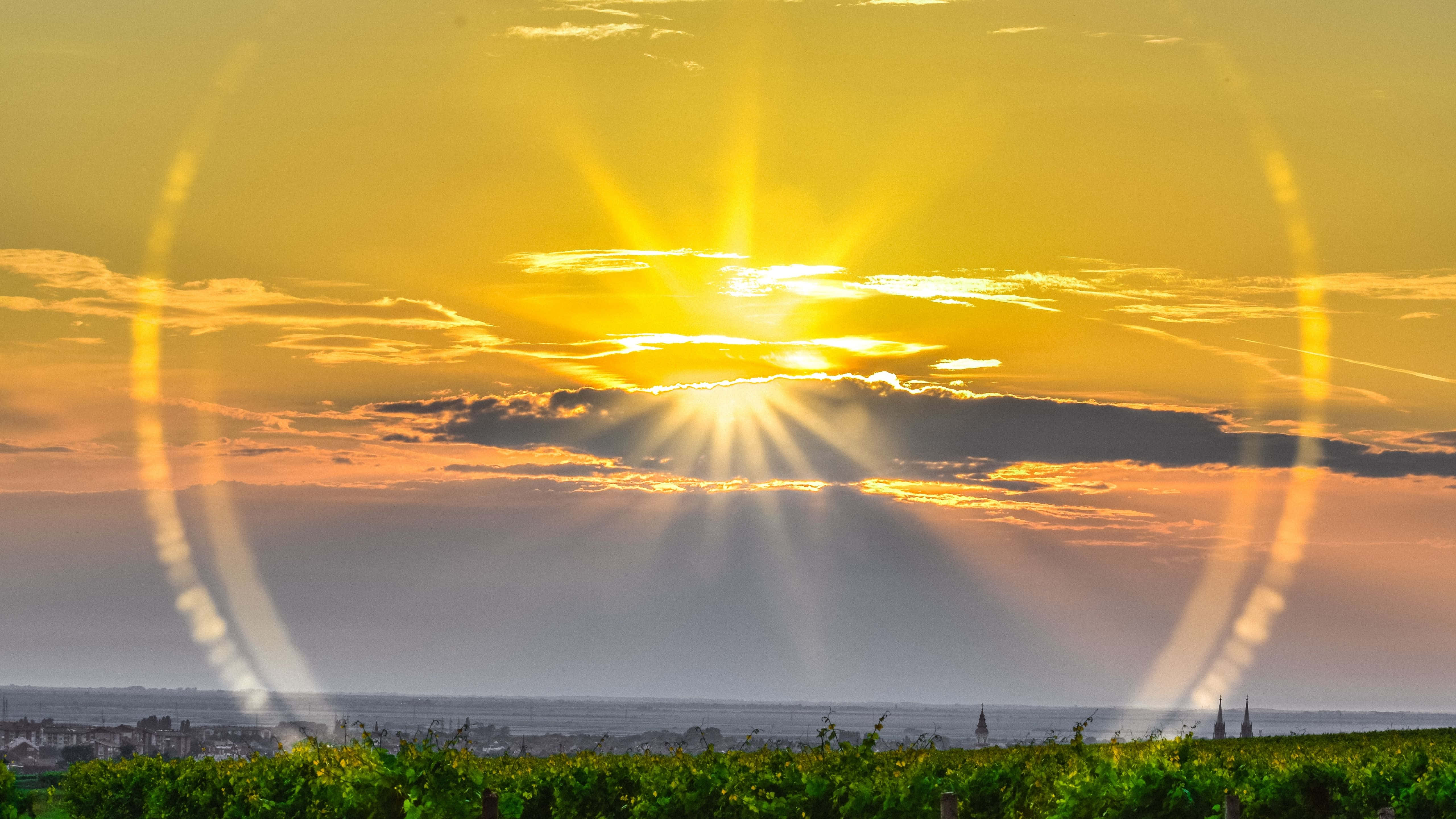 Smuk solnedgangshimmel over en vidtstrakt by Wallpapers