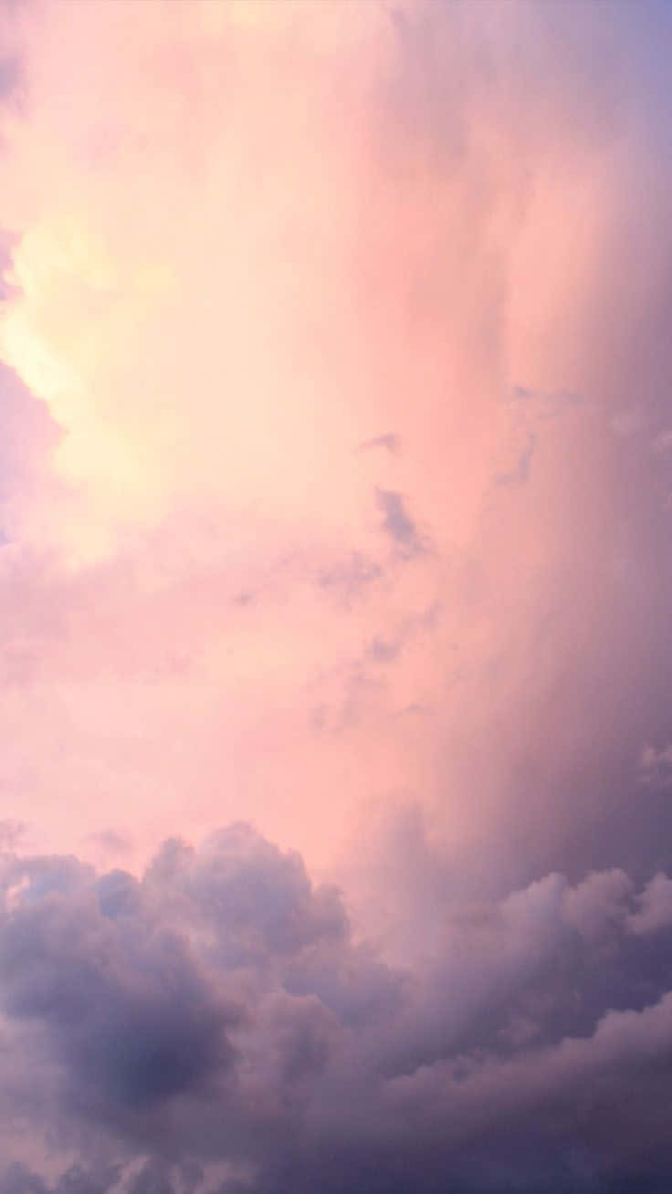 Smukke gule skyer mod en lyserød himmel. Wallpapers