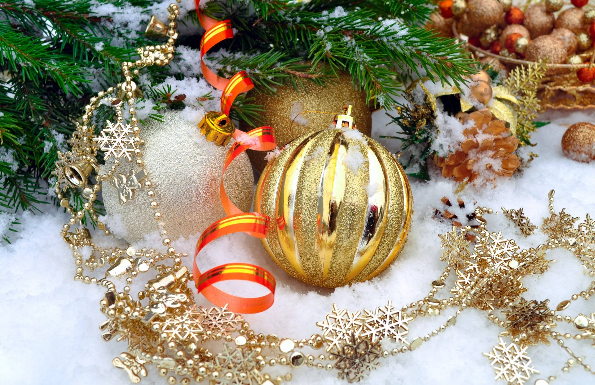 Smukke julekugler i guld Wallpapers