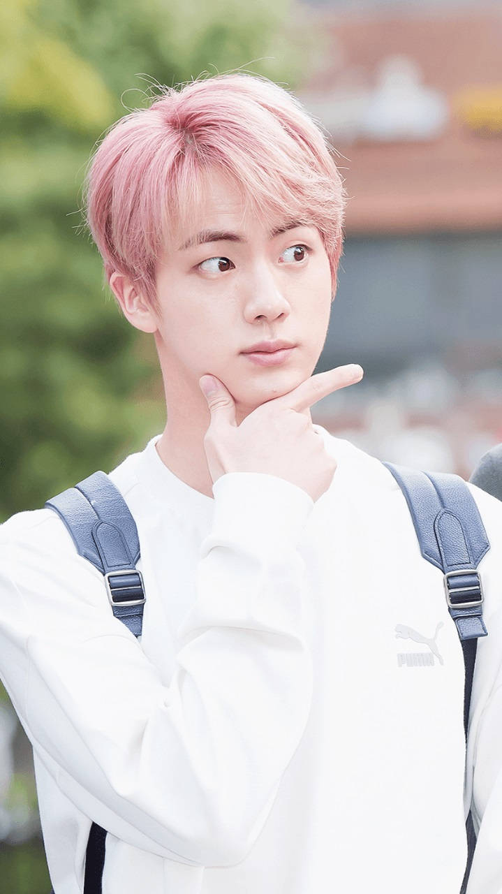 Sød BTS Jin med flot positur Wallpapers