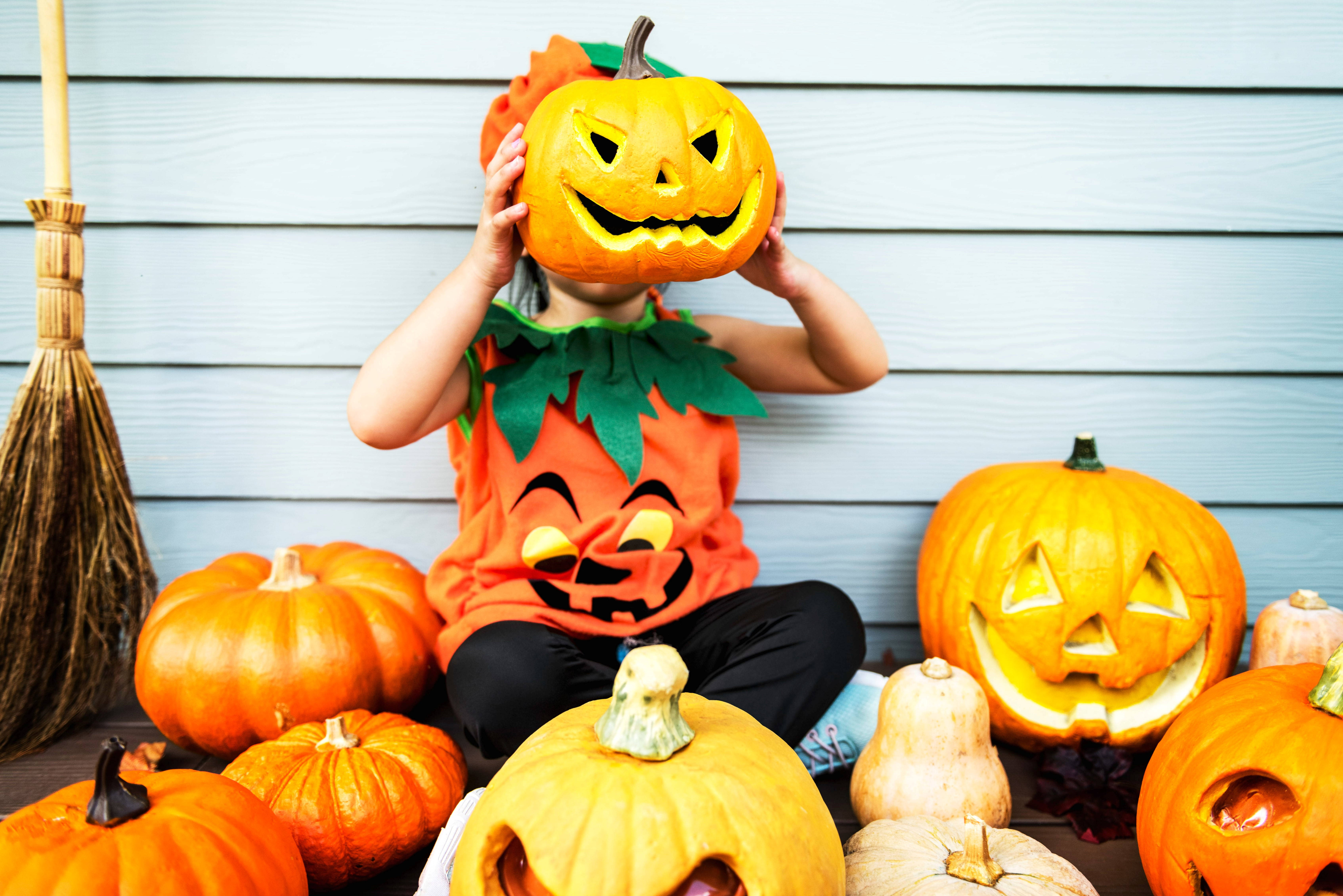 Sødt Halloween-barn i Jack-o'-lanterne-kostume Wallpapers