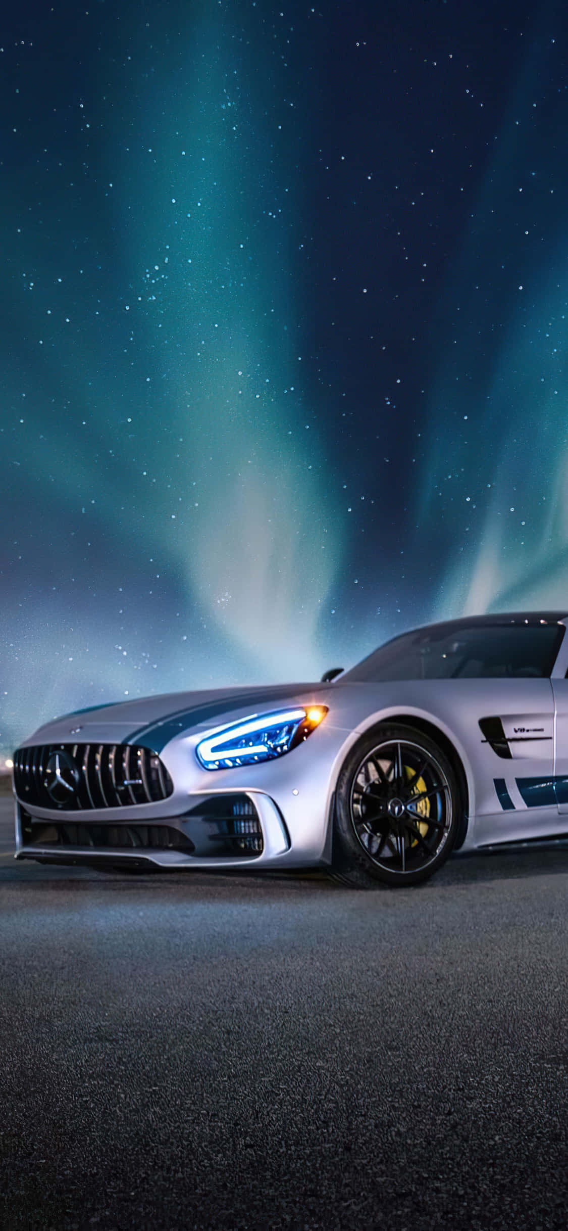 Sølv iPhone Xs Mercedes Amg baggrund med nordlys Wallpapers