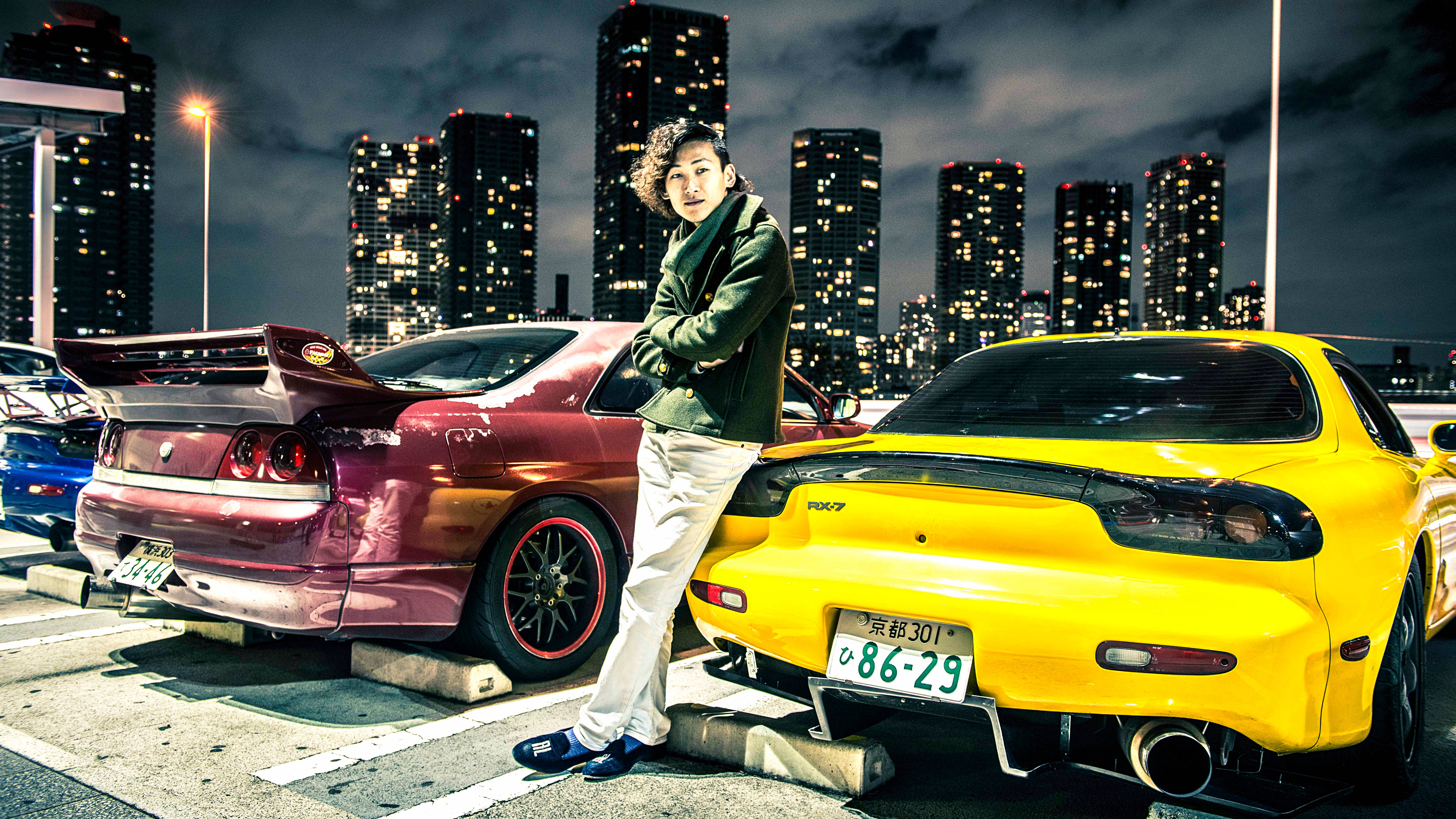 Sølvblank JDM-bil på vej Wallpapers