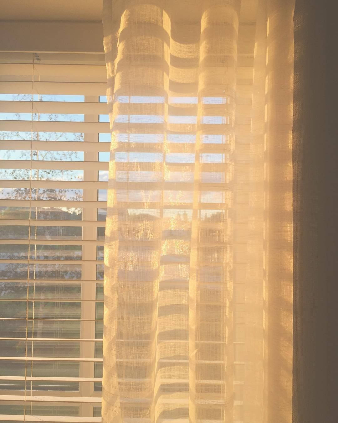 Solbelyst Fredfyldthed i Beige Æstetik Wallpapers