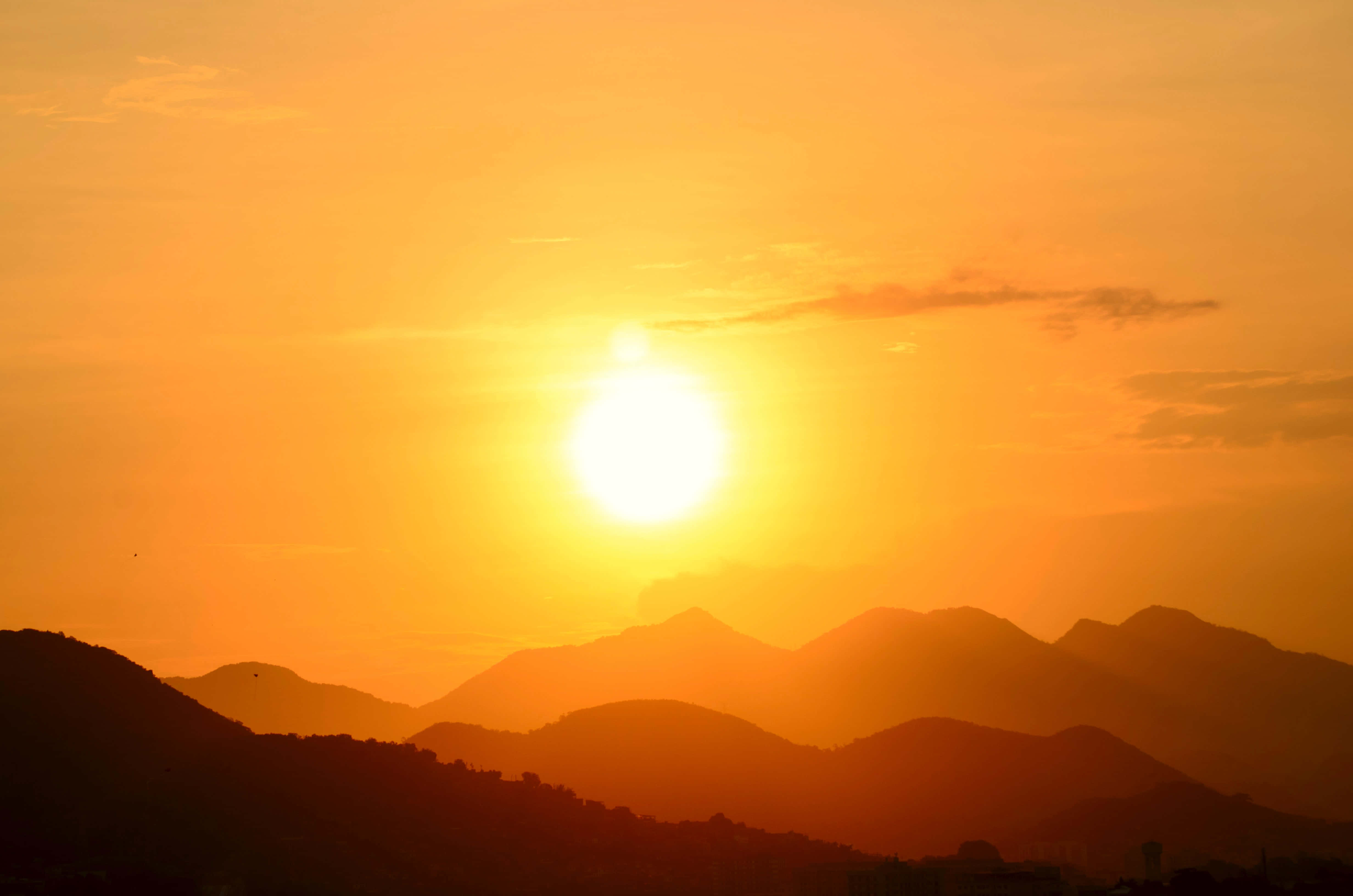 Solnedgangens skønhed, der forvandler himlen, når dagen ebber ud Wallpapers