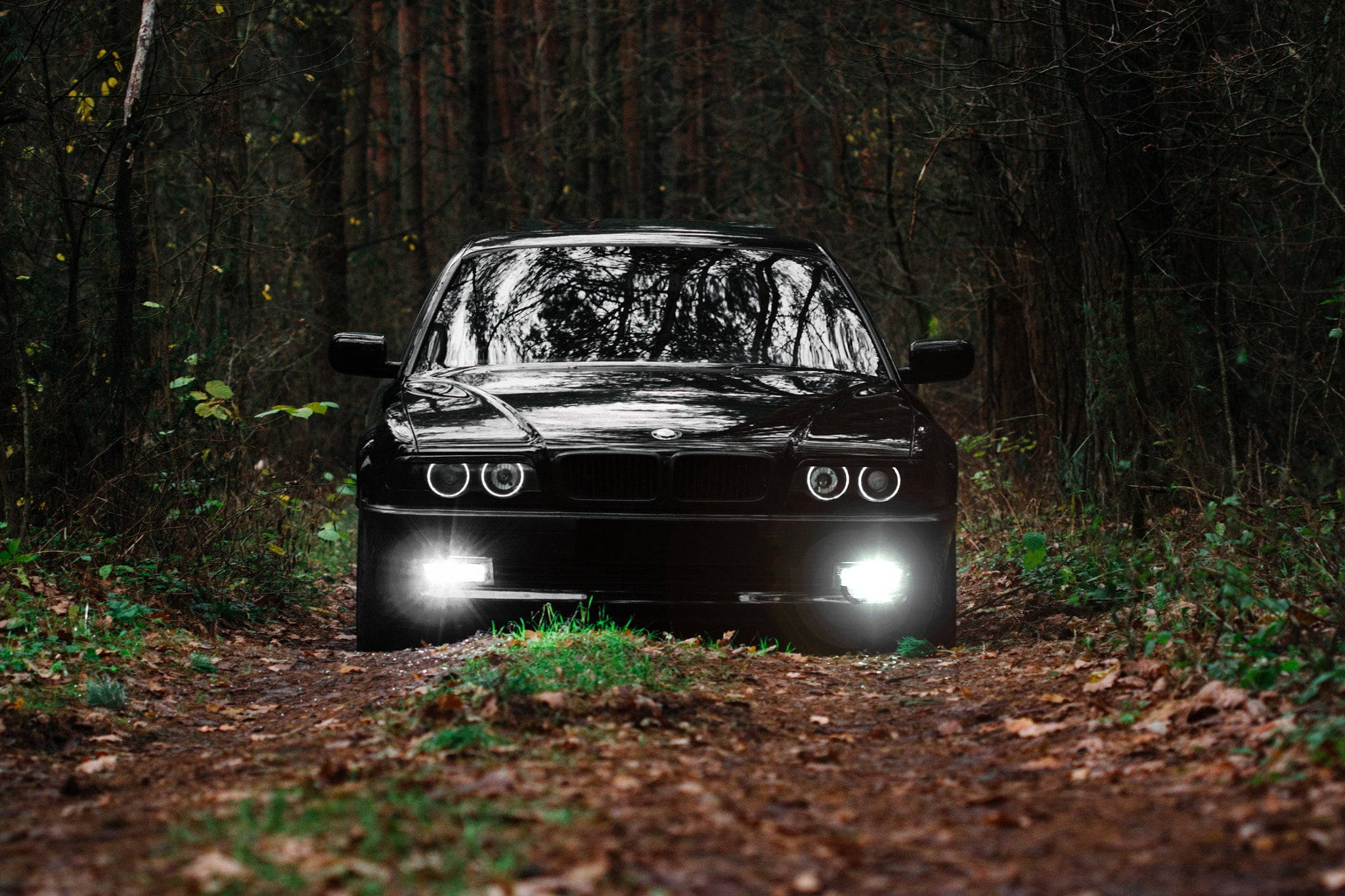 Sort bil på grusvej Wallpapers