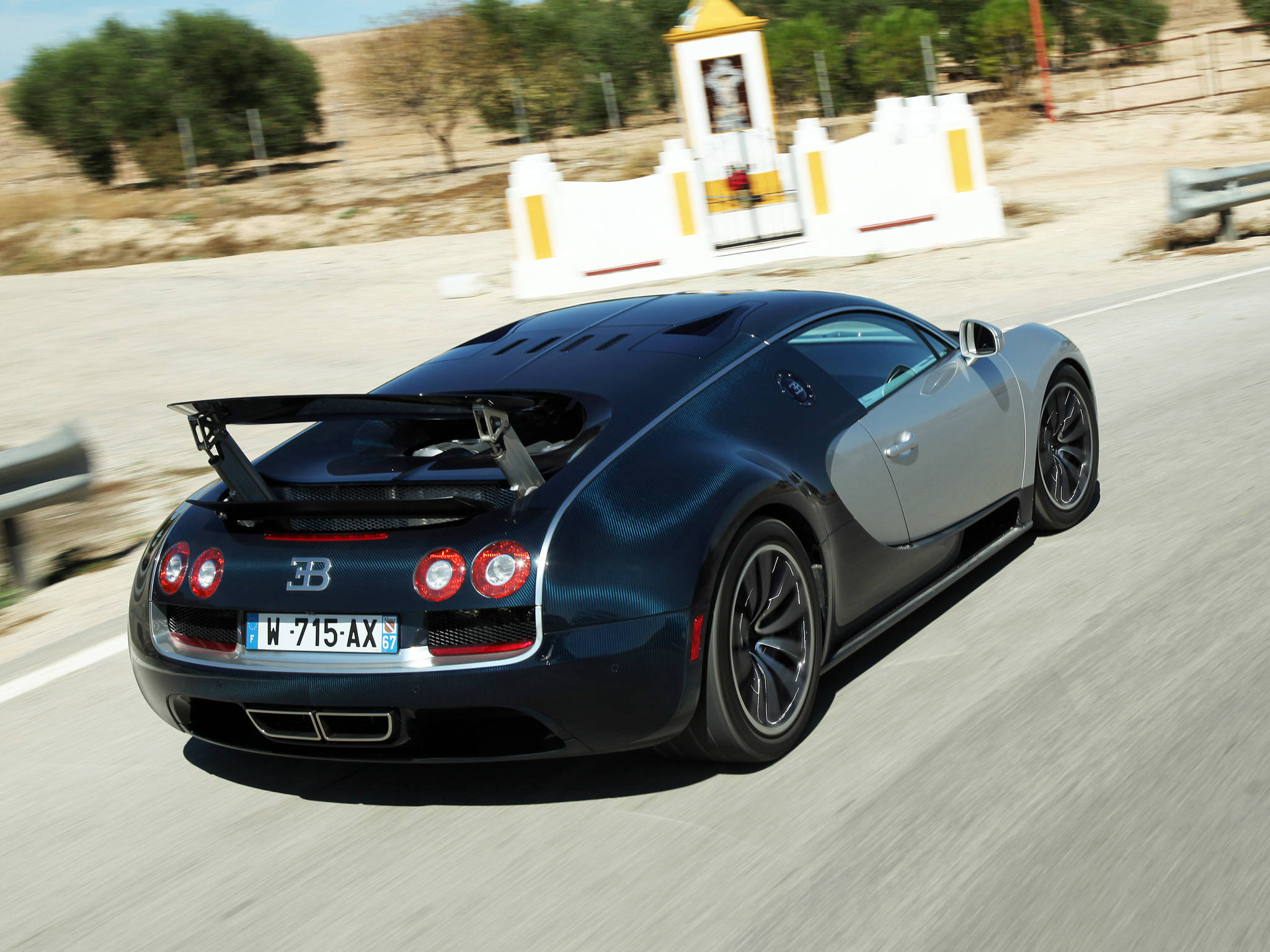Sort Bugatti Veyron i høj fart Wallpapers